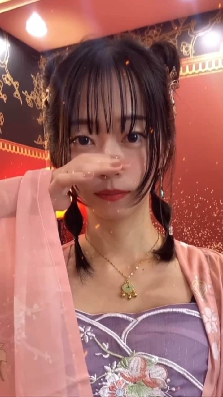 郡司りかのインスタグラム：「薬屋のひとりごとが好きすぎてコスプレした。笑 中華街で似ている漢服を借りたよ！ 妹と一緒に着た🪷🪷  前半部分がうるさすぎて恥ずかしい😂 今度は前半が短いの編集するね。。  #コスプレ #cosplay #アニメ #中国 #ハロウィン」