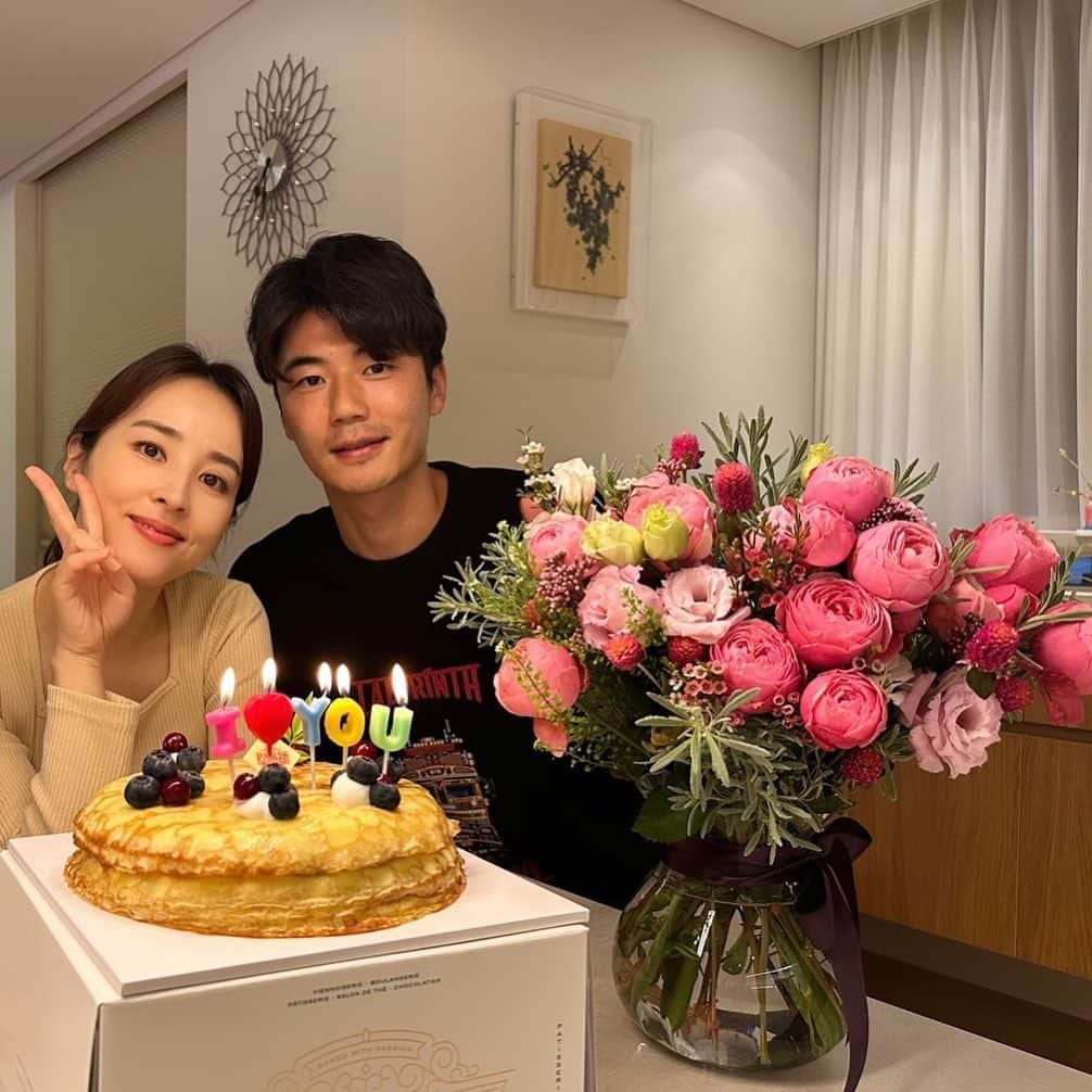 ハン・ヘジンさんのインスタグラム写真 - (ハン・ヘジンInstagram)「식구들과 집에서 조촐히 생일파티 🎂♥️ 🥰」10月27日 21時27分 - underhiswings2016