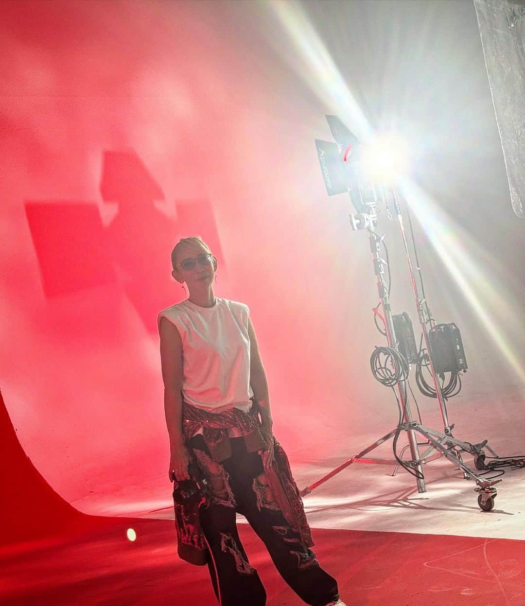 蜷川実花のインスタグラム：「ただ今上海にいます。 朝からずーーーーーーっと撮影してる。 スタジオめちゃ広い。 🍅に甘い梅挟んであるおやつや（美味しい）🍉のお菓子など，普段お見かけしないおやつと共に頑張ってます。 うーんまだ終わらないなぁ、、、 中国チームとの撮影はいつもと色々違って大変でそして面白い。不慣れな環境で働くって緊張感あって楽しいんだよね😀」