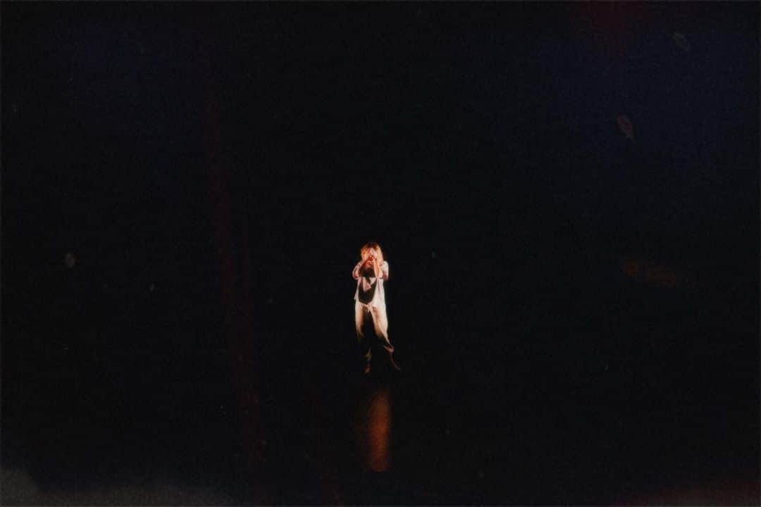 ダコタ・ブルー・リチャーズのインスタグラム：「She lives!  All the Anthropology photos I couldn’t share during the show because it would have ruined the ending. Or for anyone who didn’t see the show, me standing in a dark room in my pyjamas.  #Anthropology At @hampstead_theatre Written by @lalatellsastory Directed by @annaledwich  Starring @myannaburing, @yolandakettle, @thaw.abigail and me (twice).」
