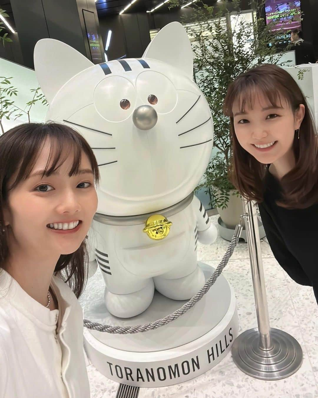 伊藤友季子さんのインスタグラム写真 - (伊藤友季子Instagram)「ーランチ@虎ノ門🐅 @tmarket_toranomonhills  　 妹ちゃんが気になっていた 今月できたばかりのフードコートに 行ってきました🍽️✨ 　 虎ノ門ヒルズ駅をおりてすぐ！ どこもかしこもピカピカすぎて目が眩む🪩 12時には満席でふたりであたふたしながら何とか席を確保🪑 スマホから注文する最新スタイルについてくのも必死🤳 出来上がりのお知らせが迷惑メールに入っていて受け取りが遅れる始末🤦🏻‍♀️（ごめんよ…🧎🏻‍♀️） やっと食べられたフードは予想を上回る美味しさで感激しました！ 一度に色んなお店の料理が食べられる楽しさ♪ 　 写真❹❺ @atacavedocci さんの 生ハムと無花果 ブッラータチーズ、 戻りカツオとパクチー 焼きナスのマリネ @crazypizza_toranomon さんの シラスカラスミのピザ 　 他のお店も気になったし、11月には新たにオープンするみたいなのでまた行きたいと思います😊 　 ひとちゃん、ありがとう💗 美味しい、楽しい時間でした。 　 　 #虎ノ門 #虎ノ門ステーションタワー #虎ノ門ヒルズ #tmarket #虎ノ門ランチ #虎ノ門グルメ #ランチ #東京ランチ #東京グルメ #toranomon #toranomonhills」10月27日 21時32分 - yukiko_xx