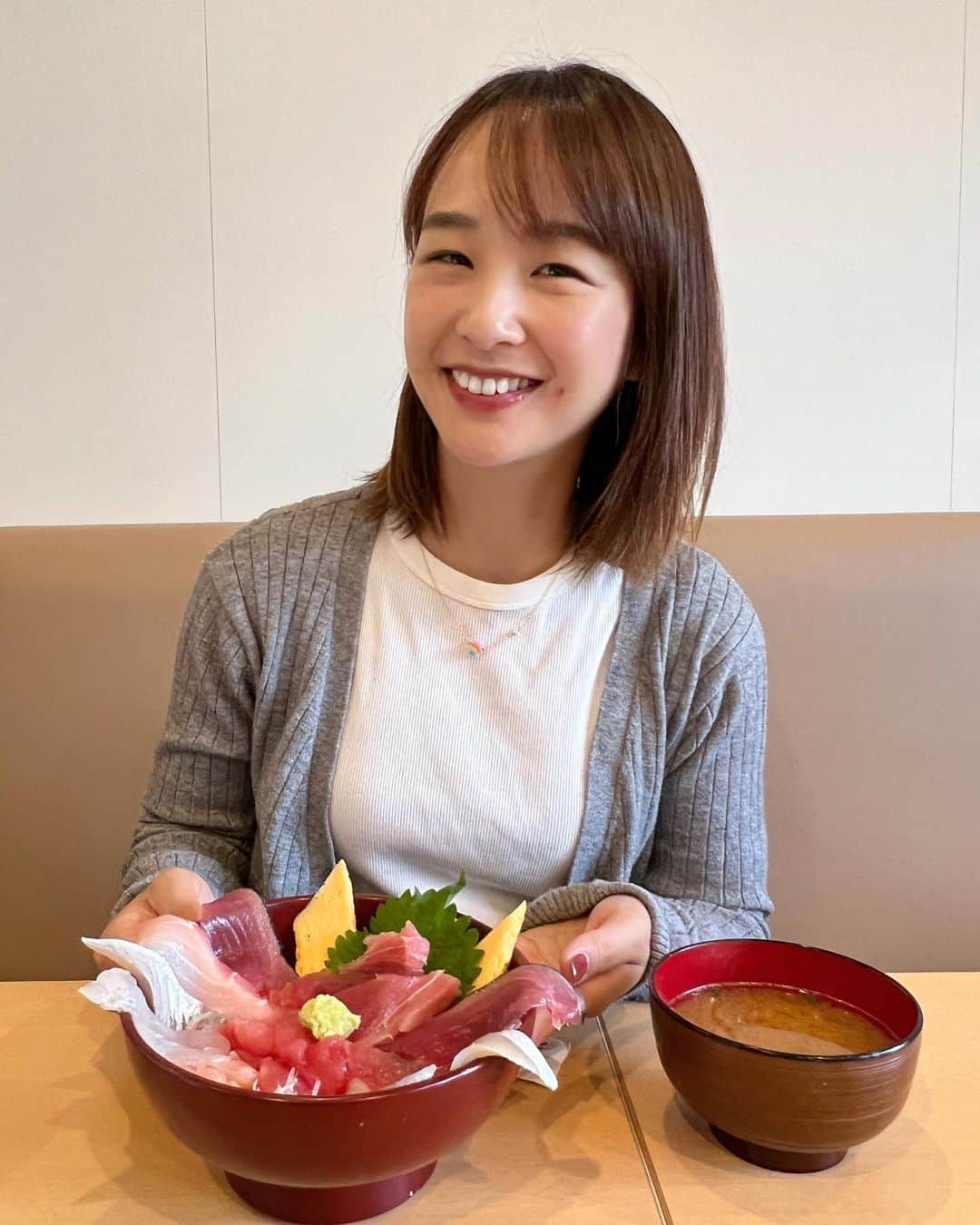 美濃越舞のインスタグラム：「海鮮丼🐟 最近お気に入りのネックレスは、美輝さん @mikigirl からプレゼントでいただいた @leinaia のもの💎 レインボーカラーが可愛くて元気になれるし、レイナイアさんのアクセサリーは資源を再利用していたりと、取り組みも素敵です☺️  大切に使っていきたいです🤍  #アクセサリー #マイクロプラスチックアクセサリー #ハワイ #テニス #tennis #テニスウエア #网球 #테니스 #テニス女子  #テニスコーデ」