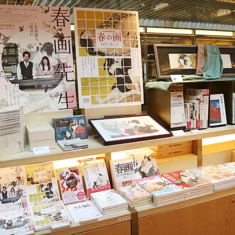 銀座 蔦屋書店さんのインスタグラム写真 - (銀座 蔦屋書店Instagram)「【フェア】銀座で春画  映画『春画先生』『春の画 SHUNGA』公開記念 「銀座の小さな春画展」開催記念   ここ十数年で、タブーからアートとしての理解が進んでいる江戸時代の浮世絵、春画。この秋、春画をテーマにした2作の映画が公開されます。10月13日（金）全国公開の内野聖陽主演、春画愛溢れる偏愛コメディ『春画先生』（R15＋）と、11月24日（金）全国公開の知られざる春画世界を100点超の作品と共に横尾忠則や会田誠などのアーティストや研究者らが語るドキュメンタリー『春の画 SHUNGA』（R18＋）です。   この2作はシネスイッチ銀座でも公開され、さらに公開を記念して葛飾北斎や喜多川歌麿などの名作が展示される「銀座の小さな春画展」が、10月21日（土）より同劇場ギャラリーで18歳以上の年齢制限を設けて開催されます。   まるで春画の祭典が銀座に現れるかのようなこの機会に、アートとしての春画を書籍やグッズ、復刻版などと共にお楽しみください。  映画『春画先生』公式サイト https://happinet-phantom.com/shunga-movie/ 映画『春の画』公式サイト https://www.culture-pub.jp/harunoe/ 映画『銀座の小さな春画展』公式サイト https://culture-pub.jp/ginzashunga/  ■一部のグッズはオンラインストアでも販売中です。  蔦屋書店オンラインストア https://store.tsite.jp/feature/749.html  【フェア】銀座で春画 会期 2023年9月30日(土) - 2023年12月31日(日) ※終了日は変更になる場合があります。 時間 10:30～21:00 場所 銀座 蔦屋書店 日本文化売場 主催 銀座 蔦屋書店 問い合わせ先 03-3575-7755  ▶詳細はこちら https://store.tsite.jp/ginza/event/humanities/36311-1037111005.html  #春画 #春画先生 #春の画SHUNGA #春の画A #銀座の小さな春画展 #浮世絵 #江戸文化 #shunga #ukiyoe #tokyo #tokyobookstore #bookstore #bookshop #prettybookplaces #gsix #ginzasix #本屋 #書店 #銀座 #蔦屋書店 #ginza #銀座蔦屋書店 #ginzatsutayabooks #tsutayabooks」10月27日 21時33分 - ginza_tsutayabooks