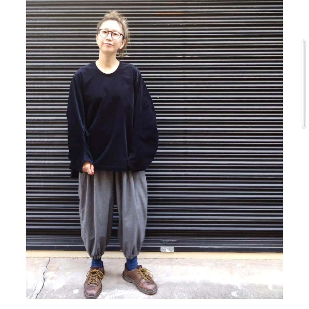 のインスタグラム：「@yeanay.osaka  で購入した、服がやっと着れる😃 . ゴリラ袖と名付けたこの服は、 袖のカーブがまるでゴリラです。 かわいすぎると思っています。 悪口じゃないです。笑 本当に！ めちゃくちゃ買ってよかったなと着て思いました。 . . シンプルなのに着たらこんなにも良さを出してくる @firmum って最高すぎると思いました。 生地違いでもう一個ほしいくらいです。 ゴリラ。。。 @nocontrolair_official  のパンツとも相性良くて気に入ってます。 . . たくさん着る〜😋 . . #firmum#nocontrolair #イエナイ#yeanayosaka」