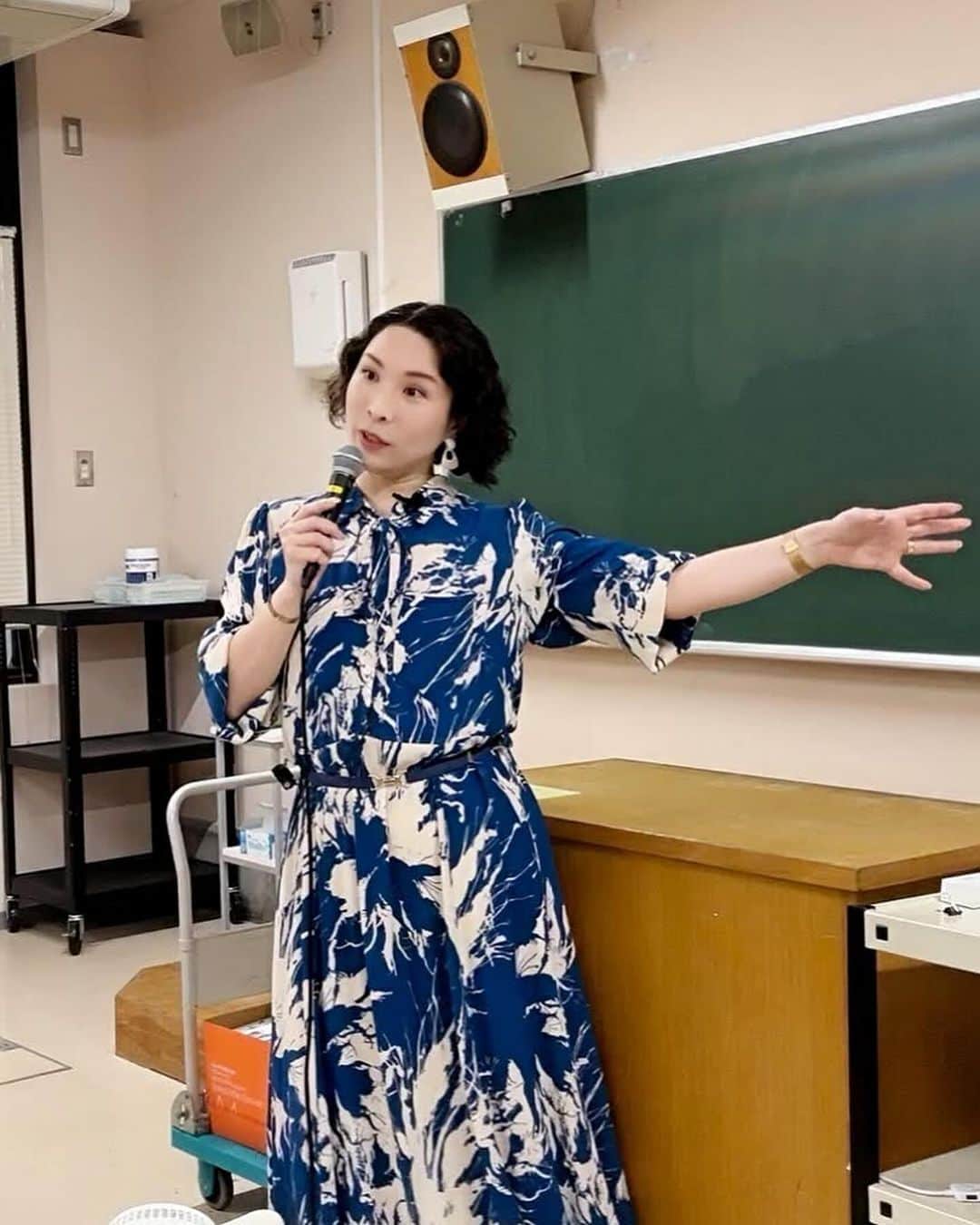 吉井奈々さんのインスタグラム写真 - (吉井奈々Instagram)「#東京大学 での特別講義 #幸せの多様性 #カラフルな生き方 について学生さんにお伝えさせて頂きました  学生さんからの深い質問が止まらない！ とても楽しい時間でした☺️  2007年に鈴木先生から盛岡大学に来れませんか？と 声をかけてもらってから 私の人生が変わりました。  それから学びの世界に入り、 講師業をはじめて、 会社を設立し、 数多くの学校、大学に呼ばれるようになり  今回、日本の最高峰 【東京大学】に呼んで頂きました  こういう機会を頂けることが とても嬉しく思います。  こういう素敵なチャンスの時に 「あ！奈々さん呼ぼう♪」と思って頂けることが 何よりも嬉しい  感慨深い時間となり 鈴木先生とも何時間も語り合いました。  鈴木先生の #社会学 はとても面白くて 一緒に新宿2丁目 #フィールドワーク もしましたね👍🏻  「大学や教室から離れて フィールド（研究対象の現地）を訪れ フィールドの事情を直接観察したり  関係者、現場の人と話をして 本や講義だけでは学べない情報を直接現地で集めよう  これがフィールドワークの楽しさ 社会学の楽しさです！」（鈴木教授）  今回はフィールドワークの逆輸入！  学生さんが新宿二丁目に直接行くフィールドワークではなく 新宿二丁目で働いていた私が大学に来て 学生さんと語り合いました。  鈴木先生はいつも 学びを楽しむ 人生を楽しむことを大切にしている方で  ／ もっと世界を面白がっていいんだよ 会いたい人に出会うと人生は変わるよ  会いたい人に会いに行こう！ 自分に様々な体験をさせてあげよう！  もっと楽でいいんだよ〜 世界を楽しもう！ ＼  こういう鈴木先生のノリが大好きです  これからも、共同研究者として、学びの師として よろしくお願いします👍🏻  #人生の転機 #人生の扉  #人生は運と縁とタイミング  #思い出してもらえる喜び  #紹介してもらえるありがたさ  #チャンスをもらえたことに感謝  #人との出会いで人生変わる」10月27日 21時33分 - nanayoshii777