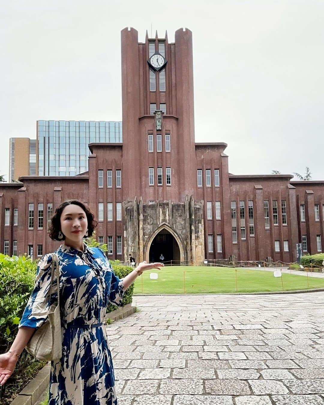 吉井奈々さんのインスタグラム写真 - (吉井奈々Instagram)「#東京大学 での特別講義 #幸せの多様性 #カラフルな生き方 について学生さんにお伝えさせて頂きました  学生さんからの深い質問が止まらない！ とても楽しい時間でした☺️  2007年に鈴木先生から盛岡大学に来れませんか？と 声をかけてもらってから 私の人生が変わりました。  それから学びの世界に入り、 講師業をはじめて、 会社を設立し、 数多くの学校、大学に呼ばれるようになり  今回、日本の最高峰 【東京大学】に呼んで頂きました  こういう機会を頂けることが とても嬉しく思います。  こういう素敵なチャンスの時に 「あ！奈々さん呼ぼう♪」と思って頂けることが 何よりも嬉しい  感慨深い時間となり 鈴木先生とも何時間も語り合いました。  鈴木先生の #社会学 はとても面白くて 一緒に新宿2丁目 #フィールドワーク もしましたね👍🏻  「大学や教室から離れて フィールド（研究対象の現地）を訪れ フィールドの事情を直接観察したり  関係者、現場の人と話をして 本や講義だけでは学べない情報を直接現地で集めよう  これがフィールドワークの楽しさ 社会学の楽しさです！」（鈴木教授）  今回はフィールドワークの逆輸入！  学生さんが新宿二丁目に直接行くフィールドワークではなく 新宿二丁目で働いていた私が大学に来て 学生さんと語り合いました。  鈴木先生はいつも 学びを楽しむ 人生を楽しむことを大切にしている方で  ／ もっと世界を面白がっていいんだよ 会いたい人に出会うと人生は変わるよ  会いたい人に会いに行こう！ 自分に様々な体験をさせてあげよう！  もっと楽でいいんだよ〜 世界を楽しもう！ ＼  こういう鈴木先生のノリが大好きです  これからも、共同研究者として、学びの師として よろしくお願いします👍🏻  #人生の転機 #人生の扉  #人生は運と縁とタイミング  #思い出してもらえる喜び  #紹介してもらえるありがたさ  #チャンスをもらえたことに感謝  #人との出会いで人生変わる」10月27日 21時33分 - nanayoshii777