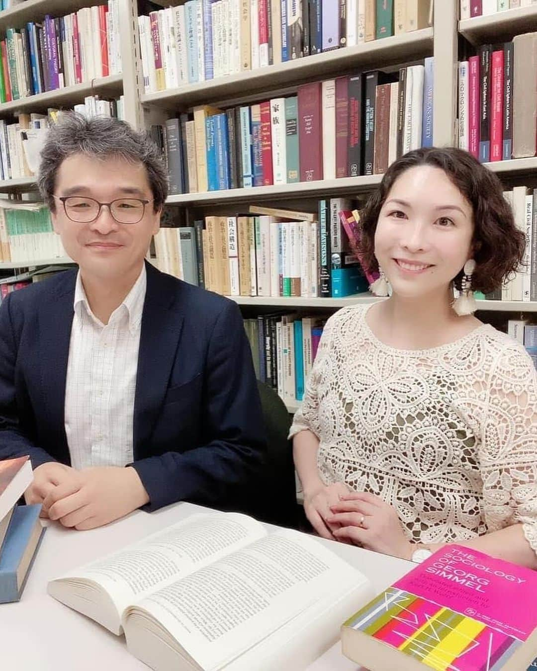 吉井奈々さんのインスタグラム写真 - (吉井奈々Instagram)「#東京大学 での特別講義 #幸せの多様性 #カラフルな生き方 について学生さんにお伝えさせて頂きました  学生さんからの深い質問が止まらない！ とても楽しい時間でした☺️  2007年に鈴木先生から盛岡大学に来れませんか？と 声をかけてもらってから 私の人生が変わりました。  それから学びの世界に入り、 講師業をはじめて、 会社を設立し、 数多くの学校、大学に呼ばれるようになり  今回、日本の最高峰 【東京大学】に呼んで頂きました  こういう機会を頂けることが とても嬉しく思います。  こういう素敵なチャンスの時に 「あ！奈々さん呼ぼう♪」と思って頂けることが 何よりも嬉しい  感慨深い時間となり 鈴木先生とも何時間も語り合いました。  鈴木先生の #社会学 はとても面白くて 一緒に新宿2丁目 #フィールドワーク もしましたね👍🏻  「大学や教室から離れて フィールド（研究対象の現地）を訪れ フィールドの事情を直接観察したり  関係者、現場の人と話をして 本や講義だけでは学べない情報を直接現地で集めよう  これがフィールドワークの楽しさ 社会学の楽しさです！」（鈴木教授）  今回はフィールドワークの逆輸入！  学生さんが新宿二丁目に直接行くフィールドワークではなく 新宿二丁目で働いていた私が大学に来て 学生さんと語り合いました。  鈴木先生はいつも 学びを楽しむ 人生を楽しむことを大切にしている方で  ／ もっと世界を面白がっていいんだよ 会いたい人に出会うと人生は変わるよ  会いたい人に会いに行こう！ 自分に様々な体験をさせてあげよう！  もっと楽でいいんだよ〜 世界を楽しもう！ ＼  こういう鈴木先生のノリが大好きです  これからも、共同研究者として、学びの師として よろしくお願いします👍🏻  #人生の転機 #人生の扉  #人生は運と縁とタイミング  #思い出してもらえる喜び  #紹介してもらえるありがたさ  #チャンスをもらえたことに感謝  #人との出会いで人生変わる」10月27日 21時33分 - nanayoshii777