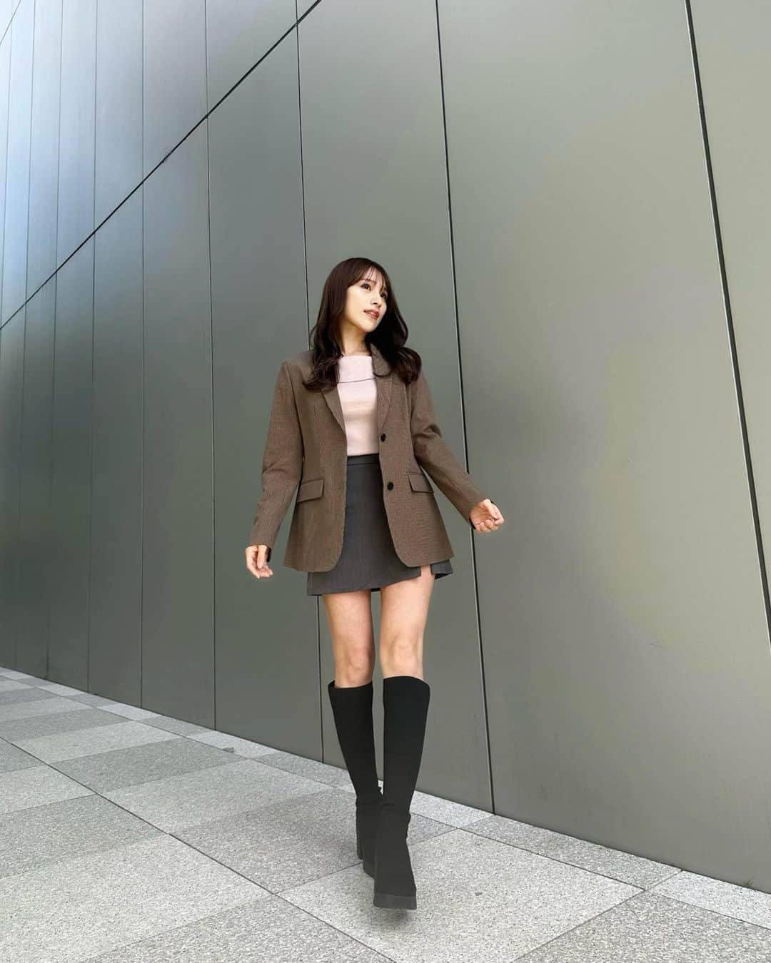 左伴彩佳さんのインスタグラム写真 - (左伴彩佳Instagram)「・ UNIQLOのジャケットを使った秋コーデ🧥🍂     ブラウンチェックのジャケットを探していたら UNIQLOにドンピシャなものがあったので…♡    スカートと合わせたくて丈も長めのがいいと思って Mサイズを選びました✨  　 生地もしっかりしてるし、冬も中に着込めそうで◎ この時に着てるピンクのtopsも可愛くてお気に入り🍑  　  jacket @uniqlo_jp  tops @dholic_official  skirt @chico__official___  boots @cocodeal_official   　 #ひだあやコーデ   #秋コーデ　#秋ファッション　#uniqlo #ユニクロ購入品 #ジャケット　#ジャケットコーデ #チェックジャケット #ブラウンコーデ #dholic #フーズフーチコ #ココディール　#cocodeal #ロングブーツ」10月27日 21時34分 - hidaaya_729