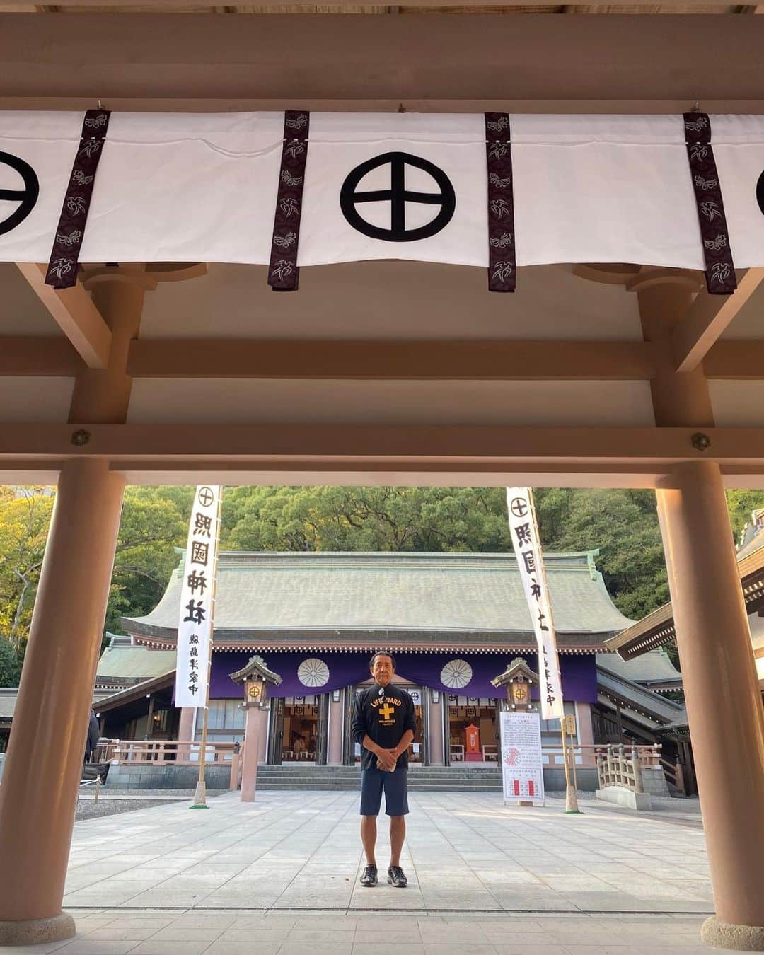 Ken Harakumaのインスタグラム：「照國神社⛩️&西郷隆盛殿 クラス前に参拝出来ました❣️ @international_yoga_center  @erico828  @u_ka_music  #西郷隆盛  #照國神社  #ヨガ  #ケンハラクマ」