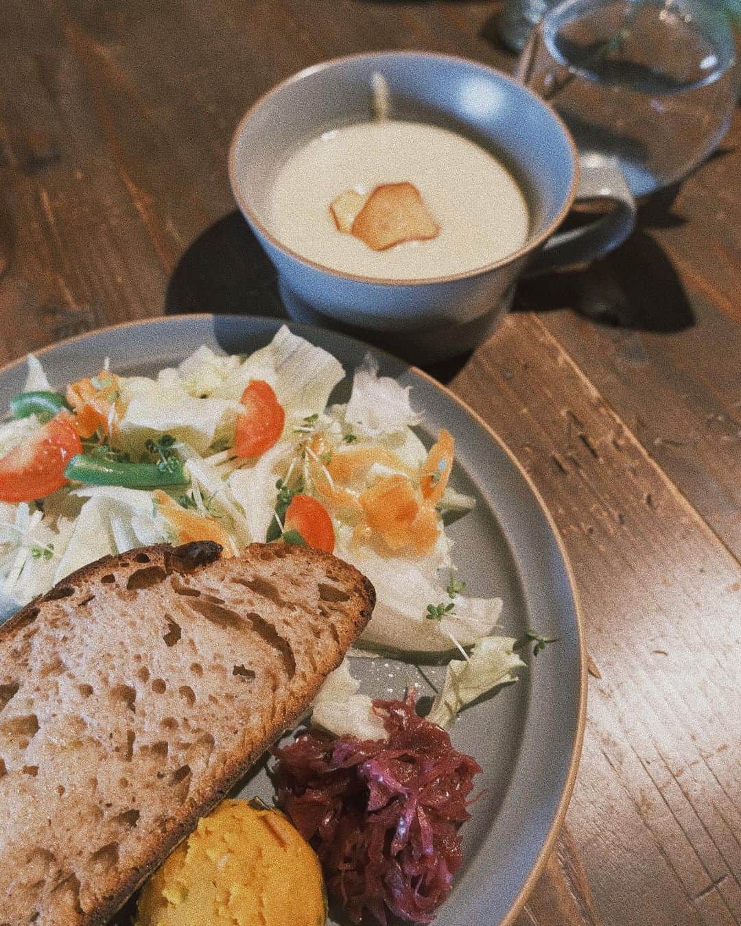 のインスタグラム：「_ ずっと行きたかった亀岡にあるカレー屋さん🍛  メニュー撮り忘れてしまったんやけど 色んな種類のカレーがあって迷った〜🥹 今回は👧🏽がお豆好きやから ひよこ豆のカレーに🍴  全部スパイスカレーなんやけど 辛くなくて子どもでも食べられるお味で めちゃくちゃ美味しかったぁ〜 お野菜も採れたて新鮮なお野菜たっぷりで 👧🏽ももりもり食べてました😌  子ども用のカレーもあったよ🥕  ちなみにカレーだけじゃなくて 美希が食べたさつまいものポタージュも めちゃくちゃ美味しかった、、🍠  焼き菓子もたくさんあって 次は焼き菓子も食べたい！！🧁  写真は撮ろうとしたらすーぐに👧🏽が 食べたのでまともに全く撮れず（笑） 美希が食べたポタージュが1枚目です（笑） カレーは3枚目にあるよ🍛(食いしん坊のお手手つき)  築100年の古民家をセルフリノベーションされた 素敵な店内でぜひ美味しい🍛食べてみてね🤍  ちなみにランチは14時までなので注意です⚠️  #綾花ログ  #京都カフェ#kyotocafe#亀岡カフェ#亀岡ランチ#京都子連れランチ#亀岡ランチ#亀岡子連れランチ#夢コスモス園#京都お出かけ#スパイスカレー」