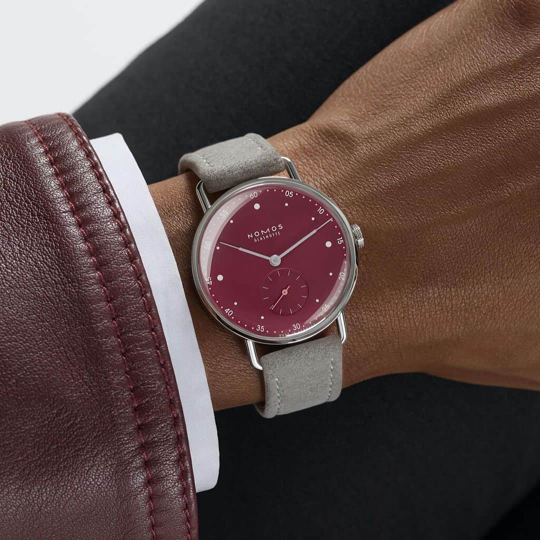 Daily Watchさんのインスタグラム写真 - (Daily WatchInstagram)「The styling signature of @nomos_glashuette follows a “less is more” approach and is very recognizable. The new Metro 33 is a good example. Available in three dial colors: All silver, muted red and sage, inspired by the metropolitan dynamics and attitude. #nomosglashuette #nomosmetro」10月27日 21時48分 - dailywatch
