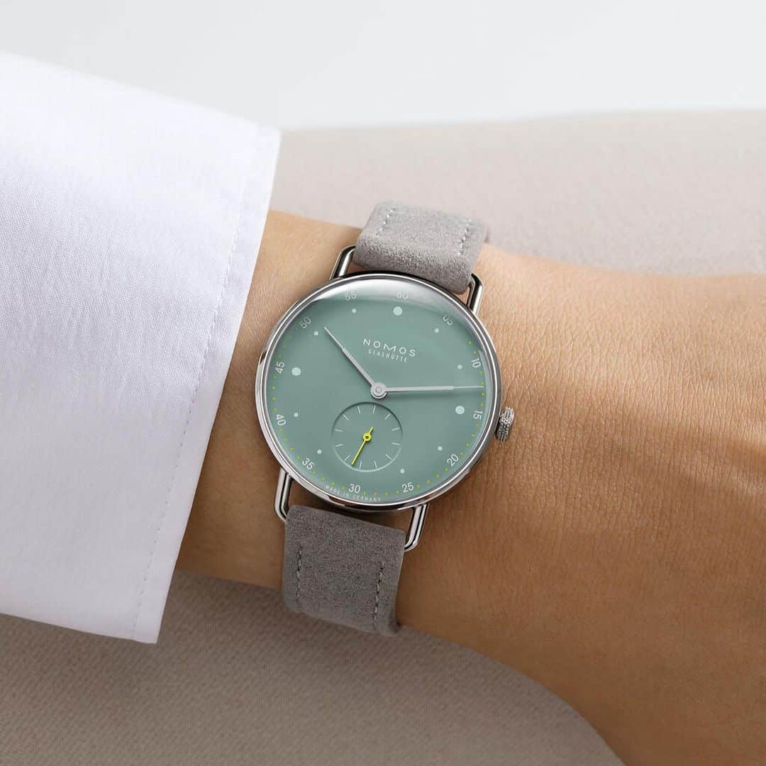 Daily Watchさんのインスタグラム写真 - (Daily WatchInstagram)「The styling signature of @nomos_glashuette follows a “less is more” approach and is very recognizable. The new Metro 33 is a good example. Available in three dial colors: All silver, muted red and sage, inspired by the metropolitan dynamics and attitude. #nomosglashuette #nomosmetro」10月27日 21時48分 - dailywatch