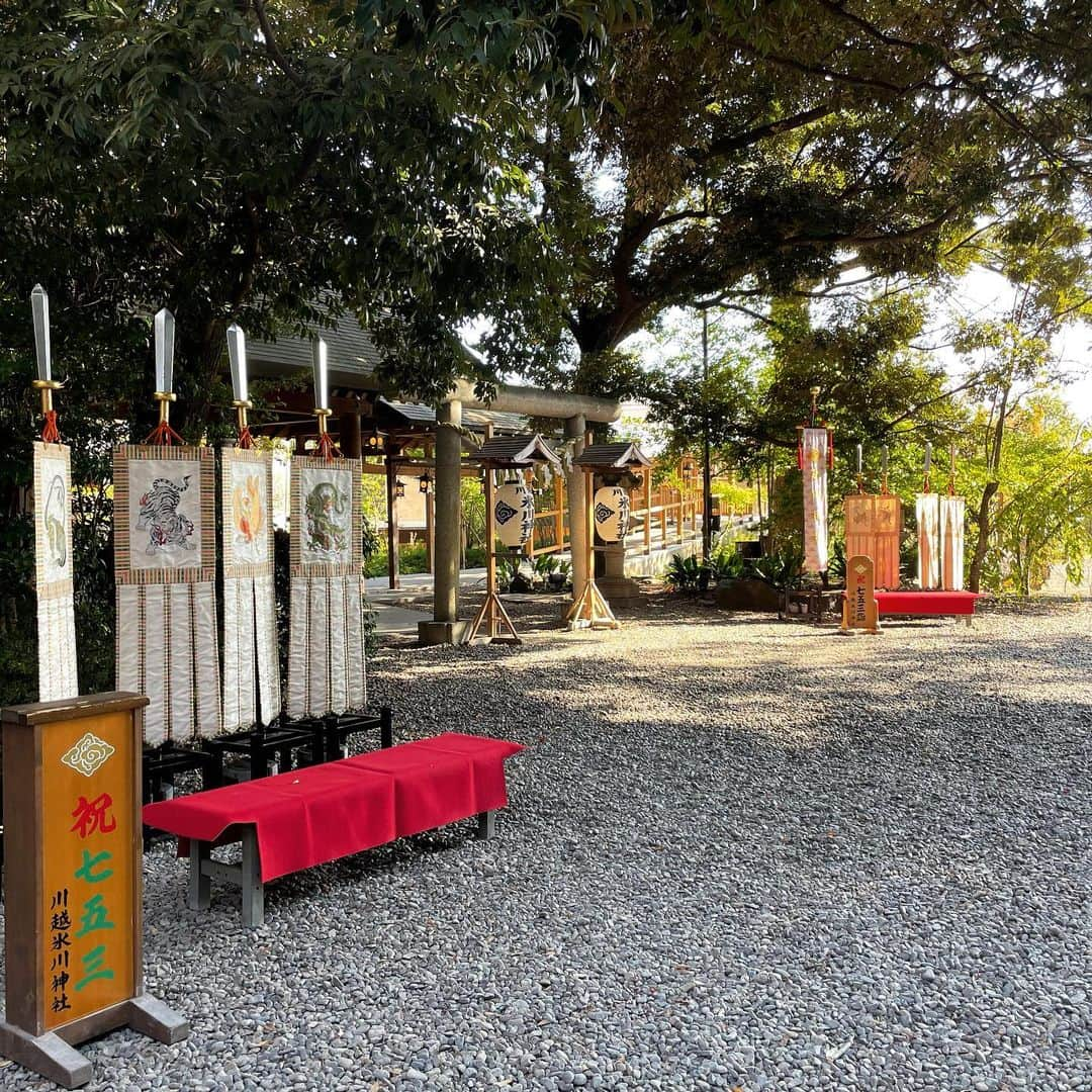 川越氷川神社さんのインスタグラム写真 - (川越氷川神社Instagram)「. 人の一生にはさまざまな節目があります。日本では古くより人生の節目ごとに神様に詣でて祈りを捧げてきました。 深まりつつある秋の日々、結婚式や七五三で境内が賑わっています。  #川越氷川神社 #人生儀礼 #結婚式 #神前式 #七五三 #氷川会館  #神社 #埼玉 #川越」10月27日 21時40分 - kawagoe_hikawa