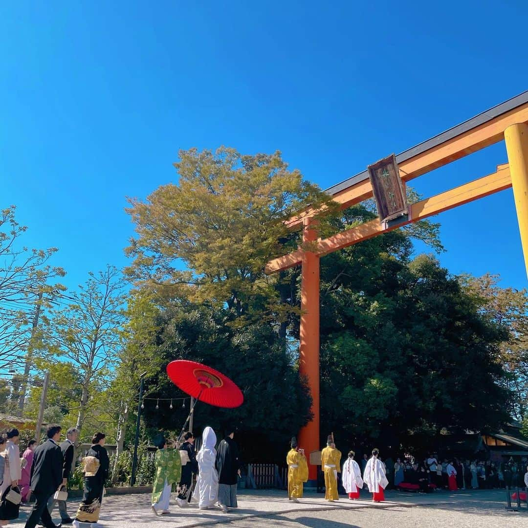 川越氷川神社のインスタグラム：「. 人の一生にはさまざまな節目があります。日本では古くより人生の節目ごとに神様に詣でて祈りを捧げてきました。 深まりつつある秋の日々、結婚式や七五三で境内が賑わっています。  #川越氷川神社 #人生儀礼 #結婚式 #神前式 #七五三 #氷川会館  #神社 #埼玉 #川越」