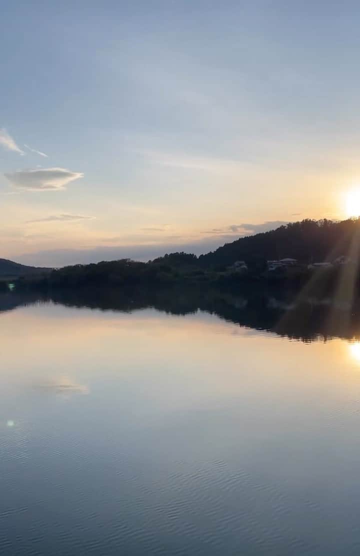 新倉瞳のインスタグラム：「Water mirror  空を歩けちゃいそうな気持ちになるみなも  大自然の鏡、とんびの歌声 心洗われるなぁ」