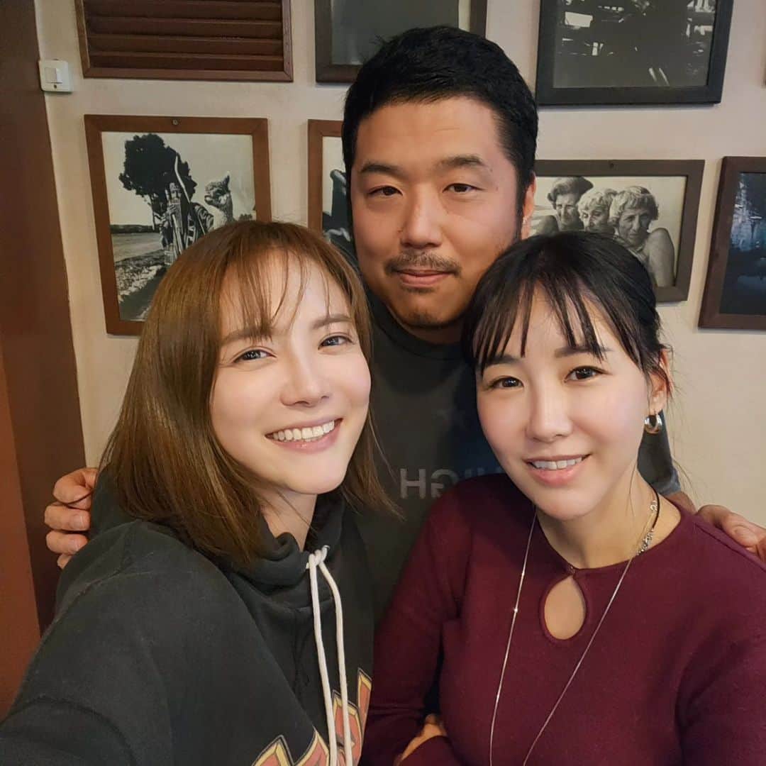 ユ・ハナのインスタグラム：「20살에 매니저오빠들이 데리고가주던 추억의 두레국수   쟘시안녕😭  예쁜 혜경언니가  불러내어준 날♡ 너무 좋은 두레국수언니와의 티타임까지!   영준오빠 공쌤 싸랑합니다😊  두레국수, 진작 자주 갈껄..! 먹고싶을 거에요오」