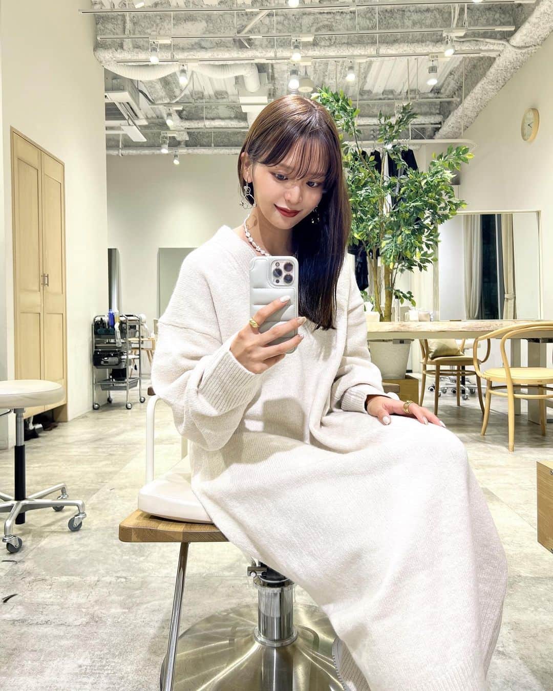 のインスタグラム：「ニットの季節✨  一枚でゆるっと可愛く決まるワンピ♡ 首元がＶネックなので、全体的にすっきり見せてくれるのがお気に入り😌 @bonjoursagan   花粉の季節でお肌が荒れがちなので、 @faceline_plus でハープピーリングを行ってます！ コルギも同時にしてくださって、 顔の大きさが施術後違いすぎて毎回驚きです🥹 むくみってこわい...。  #秋  #秋コーデ  #ニットワンピ  #bonjoursagan  #bs_style  #ボンサガ」