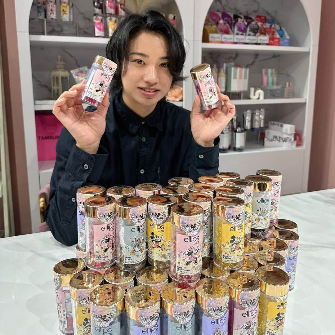 小山雄也のインスタグラム：「みんな〜ついにディズニーとコラボでコヤ引きします！  今回は全国で爆売れしてる前にもドンキで買える市販のヘアオイルランキング1位にした市販の中では僕のお気に入りエリップスのヘアオイル シリーズです。 ・ しかも今回は限定品のディズニーとのコラボです😌 何度も値段設定を話し合い一切妥協をせずに 皆さんに安く提供できるように本気で 僕から交渉しました！  そして qoo10で販売開始日が決定！ #忘れないように保存しとこ　  日にちは11月3日【金曜日】21時頃〜 3日間数量限定です 数はお願いをしてかなり用意してもらいましたが 売り切れたらすいません。  通常価格　エリップスヘアオイル  1本30個入り　1320円 ・ ・ コヤ引き特別価格  2本2640円→1840円【30％オフ】 3本3960円→1980円【50%オフ】  この箱タイプをこの価格で販売するのは今までどこのお店やネットよりも安い設定で前代未聞みたいです。  ちなみに3本が絶対お得です 【個数制限なし】  早い物順となります #数量限定 購入方法はqoo10 【詳しくは当日かその前にストーリーにリンクを貼る予定なのでストーリーをチェックしといてください】  当日動画投稿などを全SNSで告知します  最後によく質問があるので簡単に説明します それぞれの効果は投稿写真に記載してます このヘアオイル は  ・１回の使い切り個包装タイプなのが特徴 ・モロッカンオイルを使用していて髪に優しくダメージをケアしてくれる ・カプセル状なので旅行先にも持ち運びやすい ・髪のタイプ、悩み別に種類がたくさんあるので、自分の髪にあったものが見つけやすい ・容器も可愛くてプレゼントに最適 ・白髪染めしてて、髪のダメージがひどく ゴワゴワしたり、パサパサして落ち着きのないヘアーにも相性がよい ・どの種類を使っても香りは僕は好き ・軽くつけるだけでも広がる髪もしっかりまとまりやすい  【使い方】  タオルで水分と拭き取った後に、髪に1粒つけて乾かすだけ  【使用量の目安】 * ショートヘア…1粒の半分 * ミディアム…1粒 * ボブ……1粒 * セミロング…1粒〜2粒 * ロング…・1粒〜2粒  ということで販売日までお楽しみに！ ディズニーとコラボできてめちゃくちゃ嬉しい☺️ それでは明日も美髪に。  #熊本#kumamoto#美容師 #熊本美容師 #美髪#熊本美容室 #熊本グルメ#熊本ランチ#熊本ディナー#熊本焼肉#熊本市#熊本県#熊本カフェ#サクラマチクマモト #鶴屋#鶴屋百貨店 #光の森#アミュプラザ熊本#美髪アドバイザー#福岡美容師#福岡美容室#エリップスヘアオイル #エリップス #ディズニー」