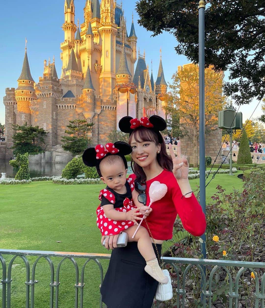 神田咲凛さんのインスタグラム写真 - (神田咲凛Instagram)「娘氏初めてのディズニー🏰👶🏻♥️ @musumeshi_no_kiroku   久々にベビーカー使ってみたら ベビーカーを自分で押したがって 私が操縦すると手を振り払われるという なかなかハードモードなご要望があったり  抱っこ紐に入れた途端に歩きたいモード発動したり アトラクションに乗る寸前に眠気が来たり 初ディズニーは思い通りにならない驚きの連続 でめちゃめちゃ思い出深い1日になりました🤣🫶  目をまんまるにしてキラキラな夢の国を堪能して くれてありであろう姿に疲れも吹っ飛んだぜ👻  写真とか全然整理できてないからまた載せさせてもらお📷 しばしディズニー投稿にお付き合いくださいませ🐭♥️ . . . . . . . . . . . . . . . . . . . . . #東京ディズニーランド #東京ディズニー#ディズニーコーデ #ディズニーランド #ディズニー写真部 #子連れディズニー #子連れディズニーレポ #赤ちゃん連れディズニー　#赤ちゃんのいる生活 #赤ちゃんのいる暮らし #赤ちゃんとお出かけ #令和4年ベビー #1歳女の子 #女の子ベビー #ディズニー部 #親子コーデ #親子リンクコーデ #母娘コーデ #ママライフ#ママファッション#ファーストディズニー#初ディズニー#disneyworld」10月27日 21時48分 - t12345vxq