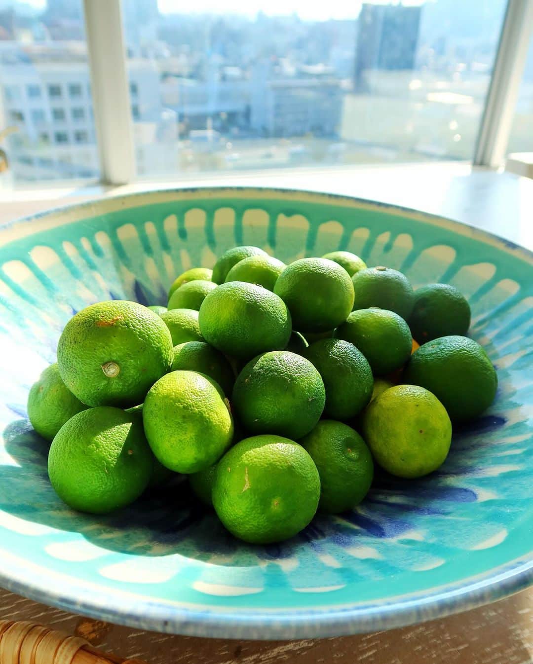 Atsushiさんのインスタグラム写真 - (AtsushiInstagram)「. . もうかれこれ10年以上、 毎朝は必ずレモンを絞ったお水からスタートしますが、 秋は旬のすだちに変えます。  レモンやすだちなどの柑橘類にはビタミンCはもちろん、 老化の二大元凶のひとつ、糖化を抑えるクエン酸の含有量が 食材の中でトップクラスに豊富です🍋  特にすだちは、すだちの果皮だけに存在する スダチチンという成分が、脂質代謝を促し、 ダイエット効果💯💯💯  It's been more than 10 years now, I always start with water with squeezed lemon every morning🍋 In autumn, change to seasonal sudachi.  Citrus fruits such as lemon and sudachi are rich in not only vitamin C, also citric acid, which suppresses saccharification, one of the two main causes of aging.  In particular, Sudachi contains a component called Sudachitin, which exists only in the skin of Sudachi, which promotes lipid metabolism and has a diet effect.  #レモンウォーター #すだち #スダチチン #抗糖化 #エイジング #lemonwater #sudachi #antiglycation」10月27日 21時44分 - atsushi_416