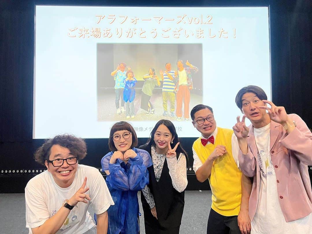 のインスタグラム：「先月、アラフォーマーズvol.2に呼んでもらいました🥹  東京時代＆チーキーズキャスト2でお世話になりまくって今回も新潟に呼んでくださった優しい関田さん、 写真に写り込んじゃう度にとても申し訳なさそうにフレームアウトする優しい大谷さん、 NSC同期で2人で古着屋やったときにすぐどっか行ってサボるから良い加減手伝えとしっかり怒ったこともあったけど 今や一軒家を建てて可愛い子どもたちと幸せいっぱいに暮らしてる優しいお父さんの山脇くん、 ありがとうございました！！🥹  おもてなししてもらいまくったので、 新潟に旅行に行ったという思い出になってます🥹 また新潟行きたいです🥹  なにより、チカポン含め新潟メンバー最高だなと思いまくりました🥹 楽しすぎました！！ ありがとうございました🥹！！  1.2枚目撮影：チカポン（ありがとう🥹）」