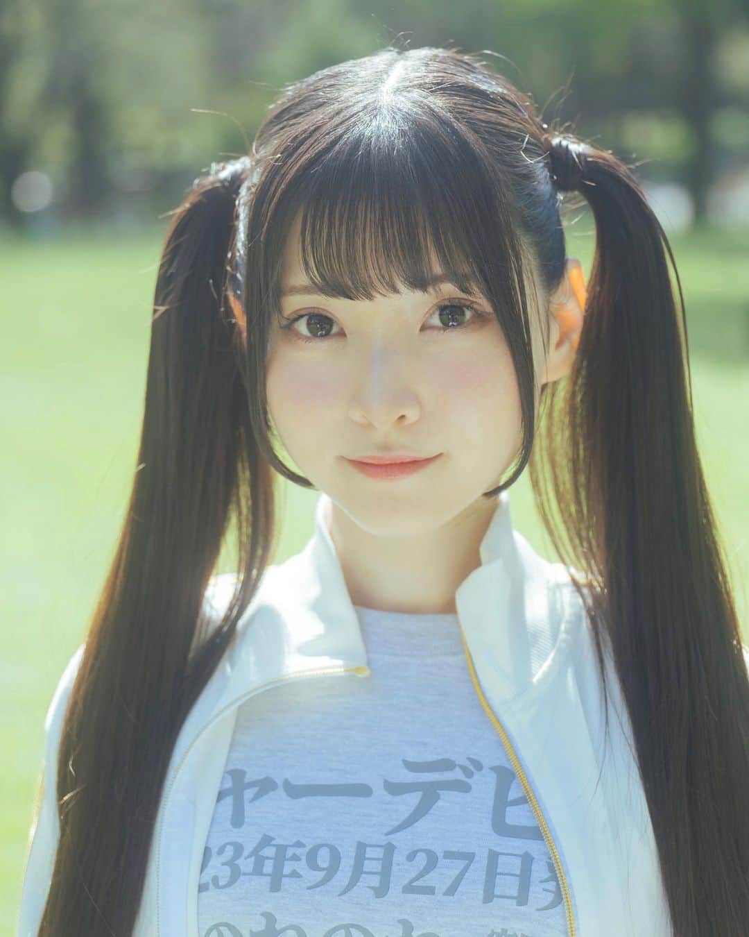 のインスタグラム：「本日発売 B.L.T.12月号❄️  連載「 #馬と鹿 」今月号はなんと、私 小鳥遊るいの半生総集編😳😳 幼少期るいや 初公開の写真も……！  なかなか話さないような具体的なエピソードも、インタビューにぎゅっとつめていただきました💭  少し恥ずかしいけど……ぜひチェックしてください！ #ババババンビ」