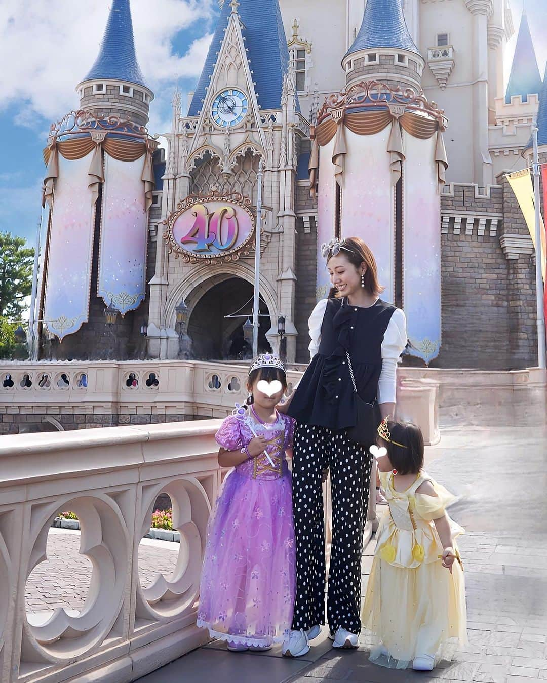 泉マリコのインスタグラム：「先日家族で行ったディズニーランド🏰車の故障や雨で度々リスケし「今年は誰かにディズニー行きを阻止されているんだろうか」と思うほど行けなかった😂やっとやっと行けたディズニー2daysは天候最高でした☀️ . 40周年&ハロウィンシーズンだったので平日の割に混んでいたけど、本格的な仮装をした方が沢山いて見てるだけで楽しかったです🎃今年はハロウィンの装飾も充実👻 . 娘たちはラプンツェルとベルに変身👸皆に「ご機嫌ようプリンセス」と声をかけてもらってご満悦でした❤️シンデレラ城でプリンセス気分満喫💭 . 次女が身長90㎝を超えたので、今回は家族皆でジェットコースターに乗れたのも嬉しかった☺️❤️次女ビビりながらもしっかり楽しんでいました👍昼寝もせず、本当によく頑張ってた‼️ . お目当てのアトラクションに乗り、可愛いおやつ、お土産屋さん物色までしっかり楽しんで疲れきって帰宅🚗 心残りは未だに美女と野獣のアトラクションに行けていないこと。。課金するタイミングを逃した🤑次こそはっ🌹 . . #ハロウィン仮装 #ディズニーコーデ #ディズニーハロウィン #ディズニー40周年 #親子コーデ #親子ディズニーコーデ #家族でディズニー #ディズニープリンセス」