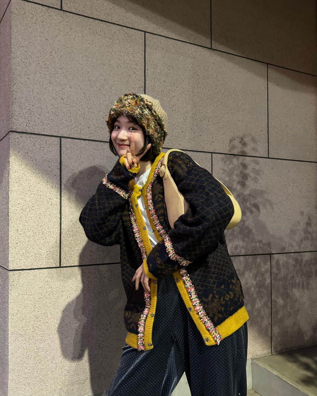 いしだちひろのインスタグラム：「一昨日のイベント後に 姉ちゃんたちに撮ってもらった📸 いつも感謝👏 @ishidakazuho @fujisawamai   この日はたまたまフォロワーさんに声かけて貰った上に、 同じカーディガン持ってます！！Unitageのお洋服たくさん持ってます！！と言っていただけて、とーっても嬉しかった🥰  そしてそんな私は やっとニットが気持ちよく着られる気温になって 毎日うきうきです。笑  なかなかにハッピー♡笑  とはいえ冬服大好きだが暑がり女なので、 ニットの中はTシャツだったりします🤫笑  明日からの週末も何着ようかなぁなんてワクワク。  #Unitage」