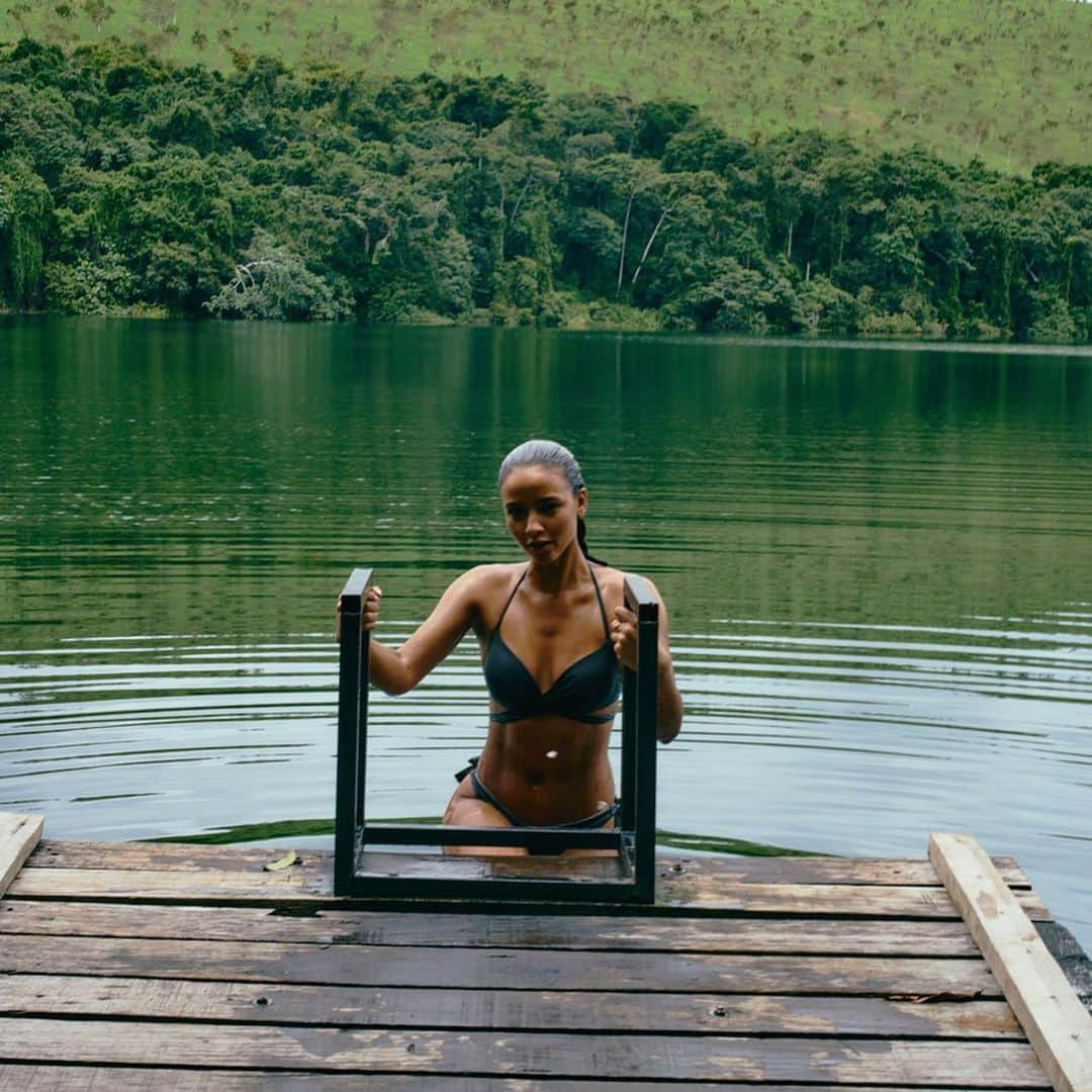 フローラ・コケレルのインスタグラム：「Blue lake 🌍  #VisitCongo   Photos 1 & 4 @ojoz  2 @faidhadji 3 @yannmegnane」