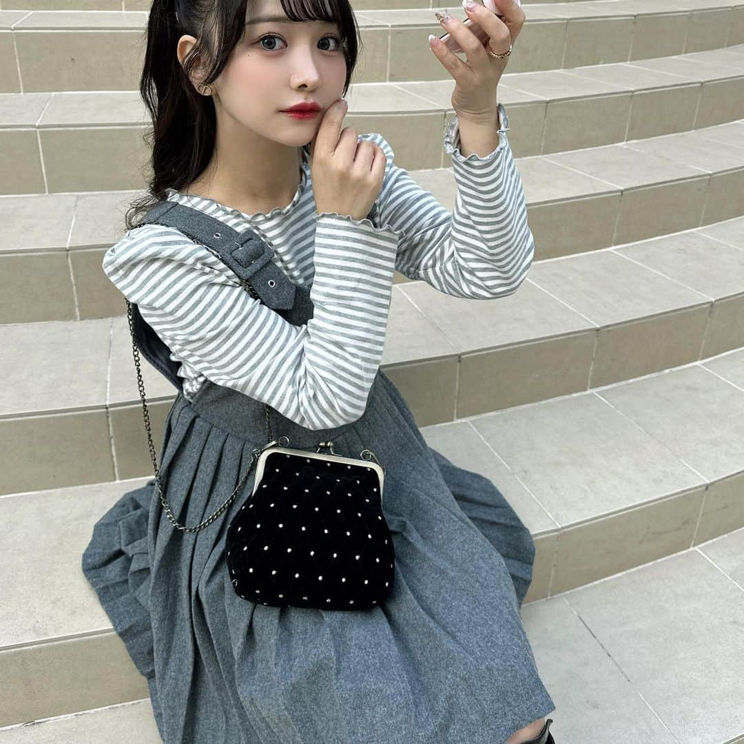 平松可奈子さんのインスタグラム写真 - (平松可奈子Instagram)「today's outfit🩶🤍  今季はグレーが とても気になってるの！  @chouette_latte  で発売中の アンジュボーダーロンTも グレーをご用意したのです🧳 袖や首元のメローや デコルテが綺麗に着られるところ 二の腕をカバーしてくれる 肩周りのシルエット もちもちな着心地で伸びのある生地。 私のこだわりが沢山詰まったロンT。 今回はインナーとして୭ৎ ࣪ ׅ  グレーのファーが可愛い 携帯チェーン⛓️は 3周年記念コレクションで こちら発売中♡ˎˊ˗  伊勢丹にも並びます🎀  ジャンスカとブーツは　@epineofficial  バックは　@bibiy_official   #低身長コーデ  #シュエラテ #kanacofashion  #epine  #bibiy_girl  #bibiy #フレンチガーリー  #大人ガーリー　#ootd #outfit  #girly #リボンアレンジ」10月27日 21時51分 - 11kanaco14