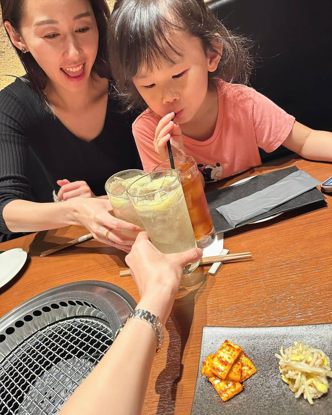 横町ももこさんのインスタグラム写真 - (横町ももこInstagram)「💖  大人気焼肉店「うしごろ」のホルモン専門店  焼肉ホルモンうしごろ銀座店( @ushigoro_hormon )で親子女子会👯‍♀️💞  正肉と極みのホルモンを織り交ぜた贅沢な「極みのコース」をいただいてきました❤️  👑極みのコース👑 ⚫︎やみつきキムチ ⚫︎もやしナムル ⚫︎刺し3種盛り合わせ　～タン刺し・上ミノ刺し・ハツユッケ～ ⚫︎チョレギサラダ ⚫︎極みのタン 角切り・薄切り ⚫︎ハラミ ⚫︎赤身 薄切り・角切り　 ⚫︎名物！ホルモン盛り合わせ　～4種～ ⚫︎本日のA5厳選部位2種 ⚫︎とろけるロース　 ⚫︎お食事(さっぱりレモン冷麺) ⚫︎デザート(バニラアイス) ＋ドリンク🍺  久しぶりの焼肉❤️ 色んな種類の新鮮なお肉＆ホルモンを色んな食べ方で楽しむことができて はじめから最後まで舌がとろけまくりました🤤❤️ 締めのレモンの冷麺も美味しかった〜🍋  娘ちゃん用に椅子や食事セットも用意していただいて 親子で楽しむことができました🤝🎵  個室でまったりできて子連れでも安心☺️✨ 家族連れにもおすすめです😉🌟  #PR @ushigoro_hormon  #焼肉ホルモンうしごろ銀座店  #うしごろ #ushigoro  #銀座ホルモン #銀座焼肉  #親子女子会 #焼肉女子会 #銀座女子会 #女子会ディナー  #子連れディナー #子育てママ #9ヶ月ベビー #令和5年ベビー  #女の子ベビー #👶🌸 #赤ちゃんのいる生活  #ブロガー #インフルエンサー #フリーランスモデル  #ママインフルエンサー #横町ももこ」10月27日 21時52分 - momochadayo