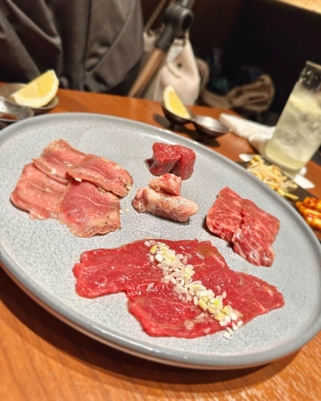 横町ももこさんのインスタグラム写真 - (横町ももこInstagram)「💖  大人気焼肉店「うしごろ」のホルモン専門店  焼肉ホルモンうしごろ銀座店( @ushigoro_hormon )で親子女子会👯‍♀️💞  正肉と極みのホルモンを織り交ぜた贅沢な「極みのコース」をいただいてきました❤️  👑極みのコース👑 ⚫︎やみつきキムチ ⚫︎もやしナムル ⚫︎刺し3種盛り合わせ　～タン刺し・上ミノ刺し・ハツユッケ～ ⚫︎チョレギサラダ ⚫︎極みのタン 角切り・薄切り ⚫︎ハラミ ⚫︎赤身 薄切り・角切り　 ⚫︎名物！ホルモン盛り合わせ　～4種～ ⚫︎本日のA5厳選部位2種 ⚫︎とろけるロース　 ⚫︎お食事(さっぱりレモン冷麺) ⚫︎デザート(バニラアイス) ＋ドリンク🍺  久しぶりの焼肉❤️ 色んな種類の新鮮なお肉＆ホルモンを色んな食べ方で楽しむことができて はじめから最後まで舌がとろけまくりました🤤❤️ 締めのレモンの冷麺も美味しかった〜🍋  娘ちゃん用に椅子や食事セットも用意していただいて 親子で楽しむことができました🤝🎵  個室でまったりできて子連れでも安心☺️✨ 家族連れにもおすすめです😉🌟  #PR @ushigoro_hormon  #焼肉ホルモンうしごろ銀座店  #うしごろ #ushigoro  #銀座ホルモン #銀座焼肉  #親子女子会 #焼肉女子会 #銀座女子会 #女子会ディナー  #子連れディナー #子育てママ #9ヶ月ベビー #令和5年ベビー  #女の子ベビー #👶🌸 #赤ちゃんのいる生活  #ブロガー #インフルエンサー #フリーランスモデル  #ママインフルエンサー #横町ももこ」10月27日 21時52分 - momochadayo