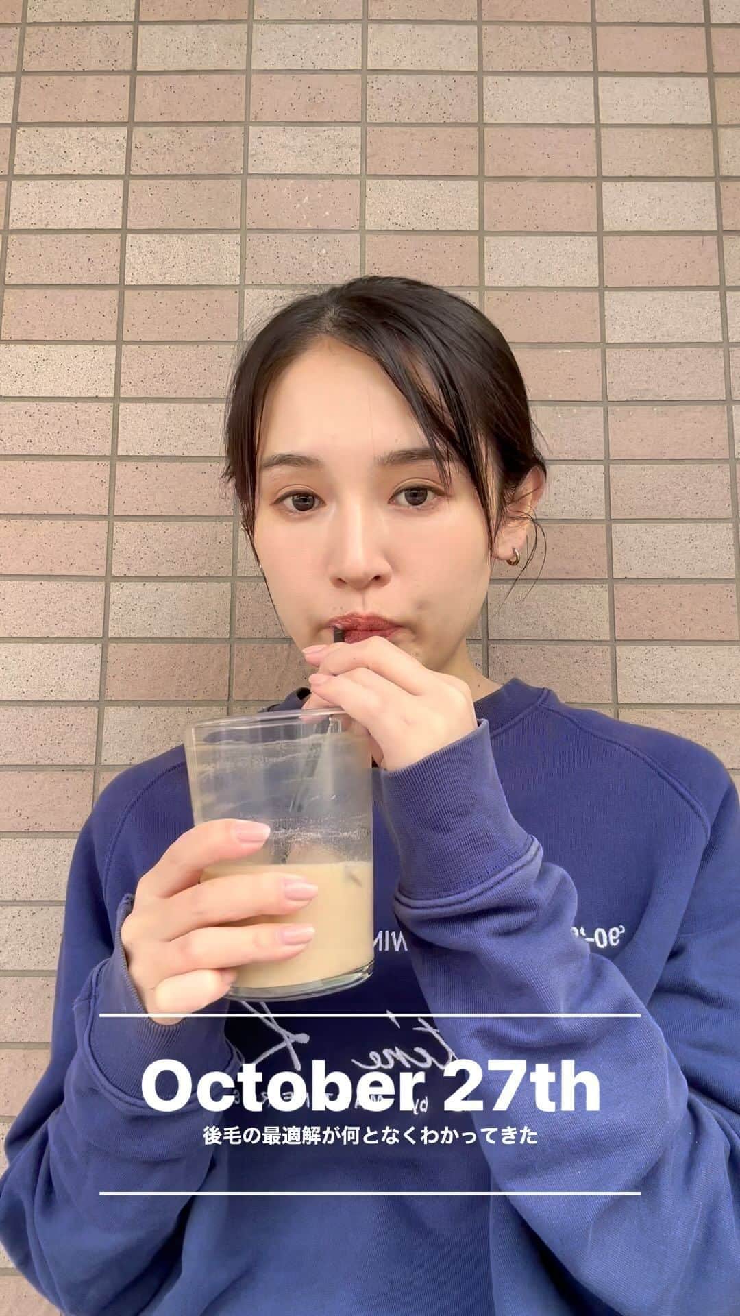 信近エリのインスタグラム：「"ニュアンス"って曖昧すぎて、コツを掴むまで難しい印象ですが、最近何となくニュアンス代表の"後毛"について自分の中で答えが出てきた気がしています🙄  もみあげの下部に、オイルではなく固まらないタイプのジェルをつけると、割と1日いい感じに過ごせます(動画くらいの量) 眉やまの斜め上あたりの毛を一緒に出すのもお勧め。  後からパラパラ出てきそうな部分にも前もって塗っておくと、"ニュアンス"と"乱れ"の境界線を越えずに済むのでお勧めです。  顎上ボブにした人の代償である、「伸ばす途中の半端な長さ」の真っ最中なので、最近は結んでばかり。あと5cmを少しでも早く伸ばそうと、気休めにたんぱく質とビオチンを摂っています💊  特にこだわりはないんですが、今使っているジェルは中野製薬のモデニカ ナチュラル Jというジェルです💁  ____________________________________________ #ニュアンスヘア #後毛 #後毛が大事 #モデニカ #モデニカナチュラル #モデニカナチュラルj」