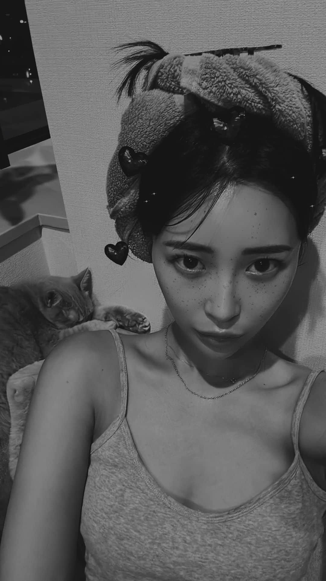 山本梓衣菜のインスタグラム：「..  なんか、ここ最近で1番質問いただいた 早く髪の乾くタオルの巻き方😂  ストーリー消えてからももう一度見たいと言っていただくので残しますが、お風呂上がりすぎて気まずいのでそのうち消すかも😇  ターバン巻きより早く乾くからやってみてね🧖🏼‍♀️笑 これより早く乾く方法があれば是非是非教えください🫡  by毛量多めのロングヘアーの細髪女。  #髪を早く乾かしたい #ロングヘアー#タオルの巻き方」