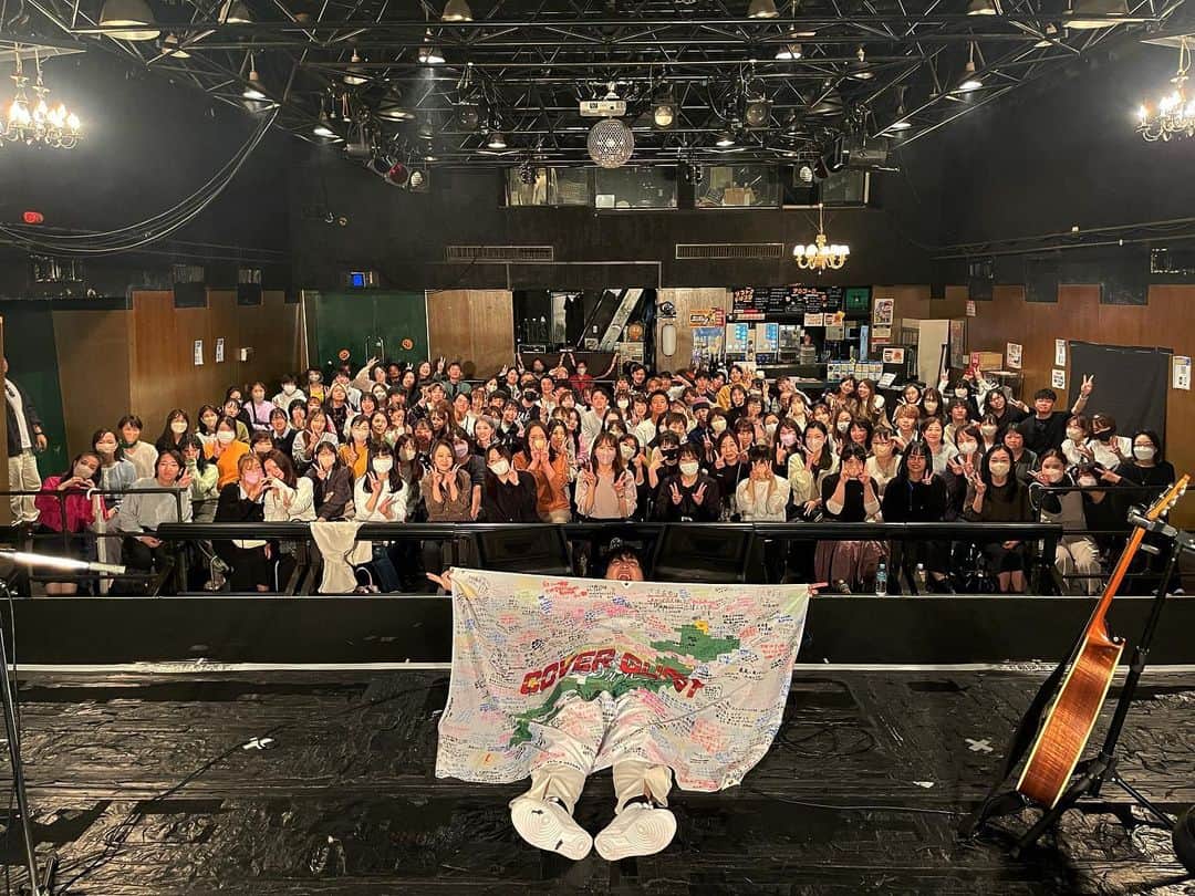 のインスタグラム：「クエストツアーファイナル大阪！！！ 地元！ほんっっま楽しかった。ありがとう。 そして全13公演ツアーに参加してくれた全ての人！ 本当にありがとう！  今回のツアーが次に繋がると信じてるぜえい。  初めての人も、久しぶりの人も、いつも応援してくれてる人も、皆まるっと！！！愛してるぜ！  明日は11/27.28のカバーナイトのチケット発売日です！ 是非！ゲットしてくださいな！！！🔥」