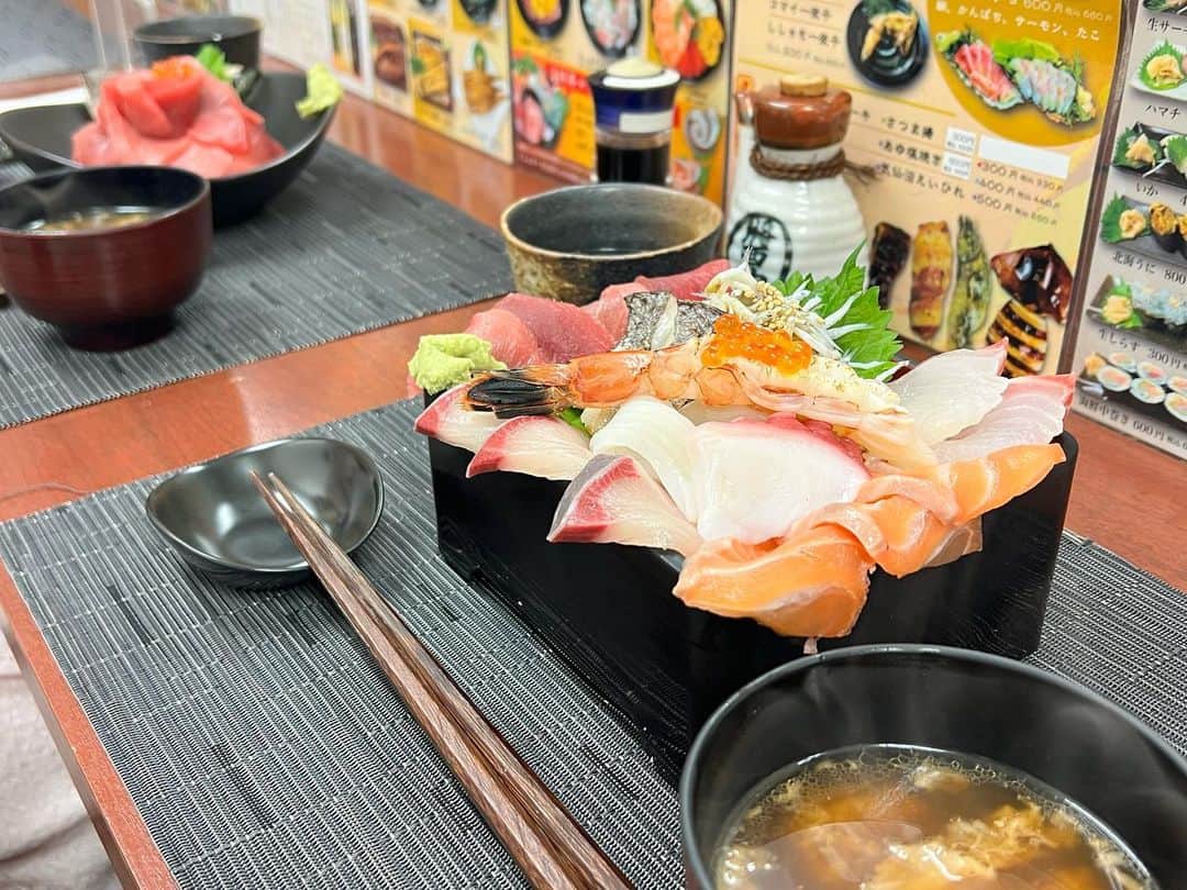 相羽ういはのインスタグラム：「ノエルちゃんとの鎌倉の続き〜！  もーほーんと、 たくさん美味しいもの食べてしまって、自分のお披露目ライブに向けて体重落とすの大変だったんだけどこれが幸せってやつなのだと実感したぜっ🥲🤍  海鮮やばかった…また食べたい、すっごい脂の質感がちょうど良くて、ぷりぷりなの…！考えたらまた食べたくなってきちゃった、、明日はお寿司かな…😮‍💨🍣  写真改めて見返してみると、ノエルちゃんの異国から来た観光客感半端ない笑 そしてかわいい☺️🤍  また他のところにも観光しに行こうね！(？)･*･:≡(　ε:)   #鎌倉  #鎌倉観光」