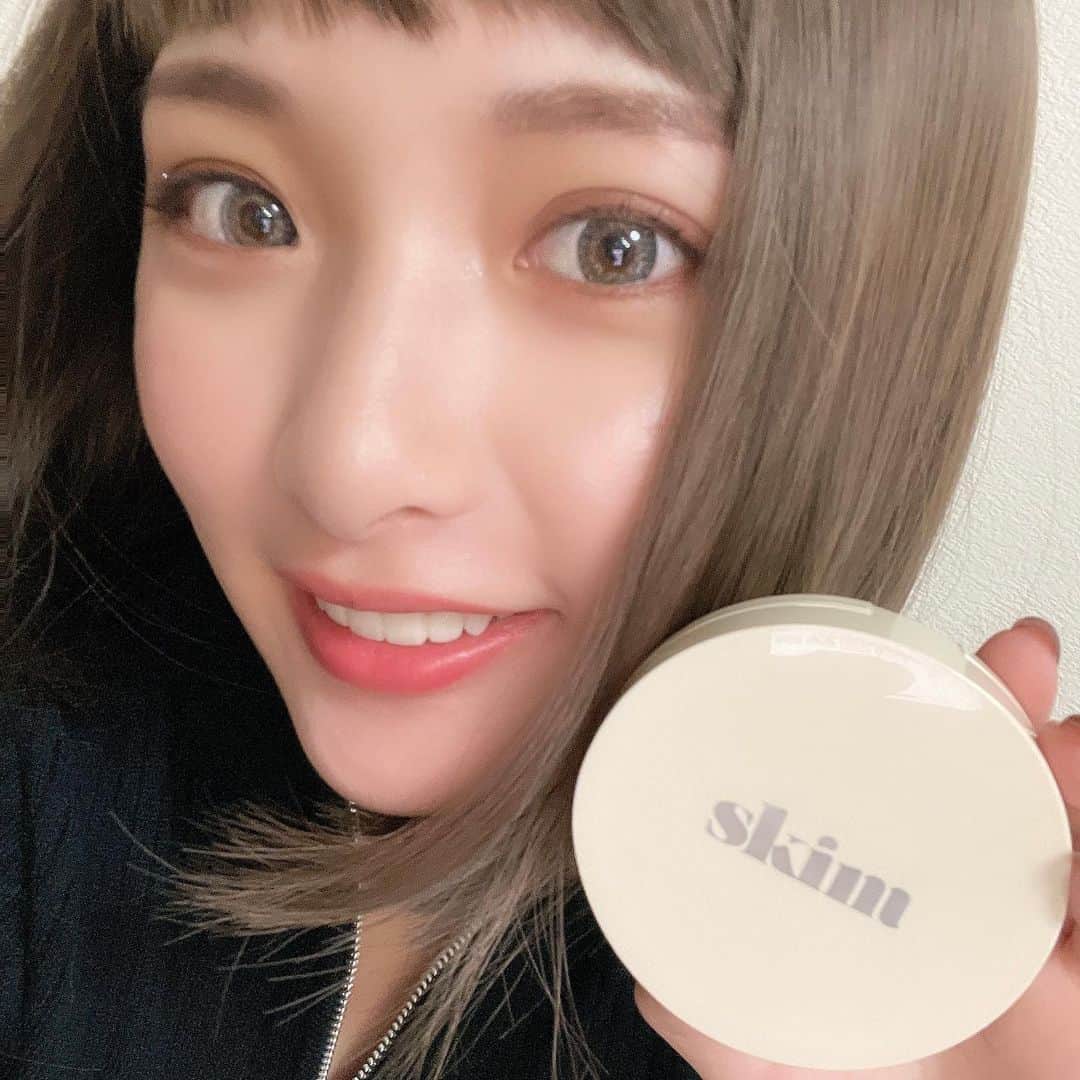 maiのインスタグラム：「お久しぶりです❣️ 最近ハマってるクッションファンデ紹介するよ🤭❤️  ☑︎塗り残しがなくカバーできるこだわりのパフ、ピタッと密着してマスク崩れしにくい！ ☑︎独自処方により日本人のお肌に合うようなお色味で、程よいツヤ感がありどなたでも使いやすい😌 ☑︎ツボクサ(シカ)やナイアンシンアミドなど美容成分がたっぷり配合🌿 ☑︎薄づきなのにカバー力が高く、素肌感を残し“メイクしながらスキンケアができる”ダーマクッションファンデ✨  ☝️実際に使ってみて本当に厚塗り感なく、 ツヤ感も出るのでメイク上級者感半端ない🫣❤️ 保湿力もあって、一日経ってもヨレるな🫠って思わなかった✨  これほんとおすすめ❤️  @skim_beauty_official ☜アカウントはこれ❣️  #クッションファンデ  #make #ファンデーション #ブルベ夏 #カラコン #skim  #美容 #PR  #まつ毛のラメ反射してる🫣」