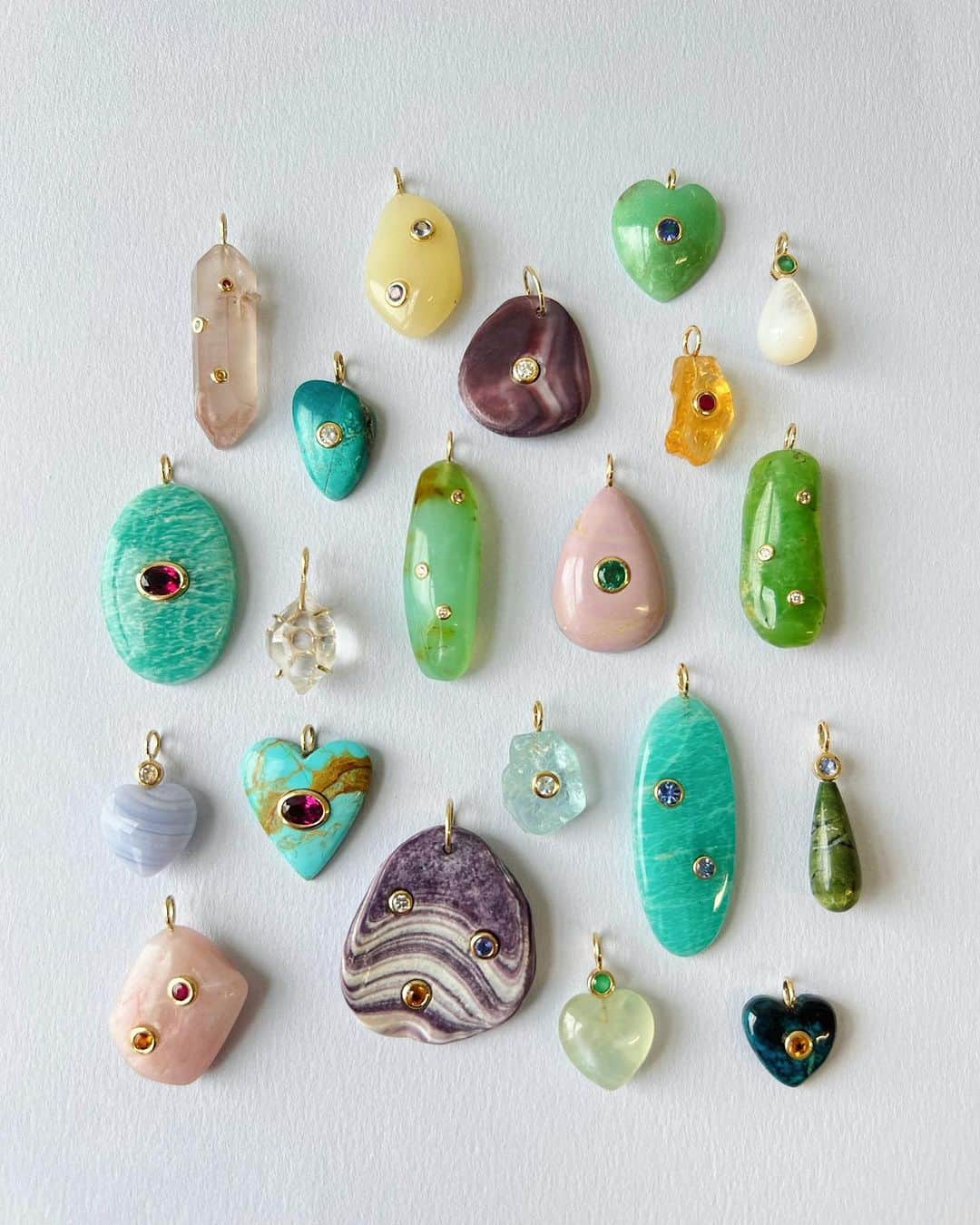 リジー フォルトゥナートのインスタグラム：「Introducing: Our 15 year anniversary capsule ✨ We designed a very special collection of colorful, 💚 larger than life,👆14k charms inspired by the unique, found materials that have sparked my creativity for years ✍️ It all started with the traditional 15th anniversary gift: crystal 💎 and ended with an incredible assortment of charms that are super limited and each tell a little story (truly! I collected the shells with Ruby and many of the stones were available from my suppliers only in quantities of 2 to 3!)📖 #lizziefortunato」