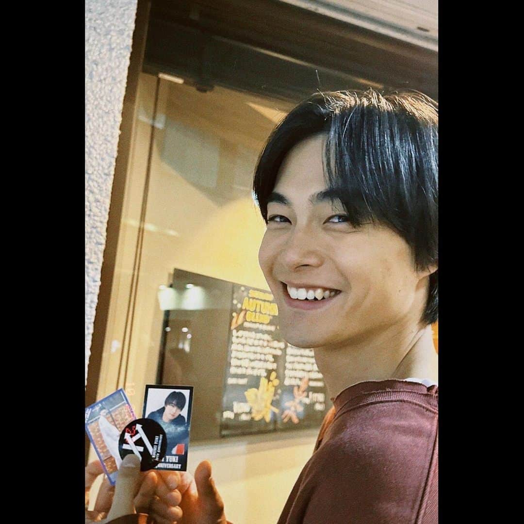 結木滉星さんのインスタグラム写真 - (結木滉星Instagram)「📸 今日はステッカー！！ どういう使い方が正解なのか模索しながら結局みつからなくてただ持ってるだけの写真。 みんなならどう使うの？？  #結木滉星 #バースデーイベント #グッズ #ステッカー #使い方模索中 #ちなみに #昨日のユニフォーム #XLです #みんなコメントありがとう」10月27日 21時59分 - kouseiyuki_official