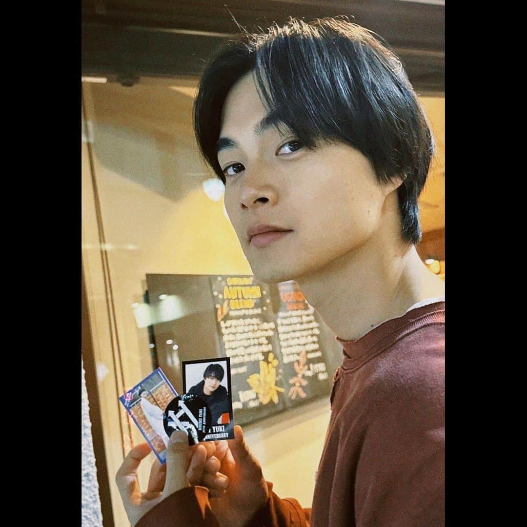結木滉星さんのインスタグラム写真 - (結木滉星Instagram)「📸 今日はステッカー！！ どういう使い方が正解なのか模索しながら結局みつからなくてただ持ってるだけの写真。 みんなならどう使うの？？  #結木滉星 #バースデーイベント #グッズ #ステッカー #使い方模索中 #ちなみに #昨日のユニフォーム #XLです #みんなコメントありがとう」10月27日 21時59分 - kouseiyuki_official