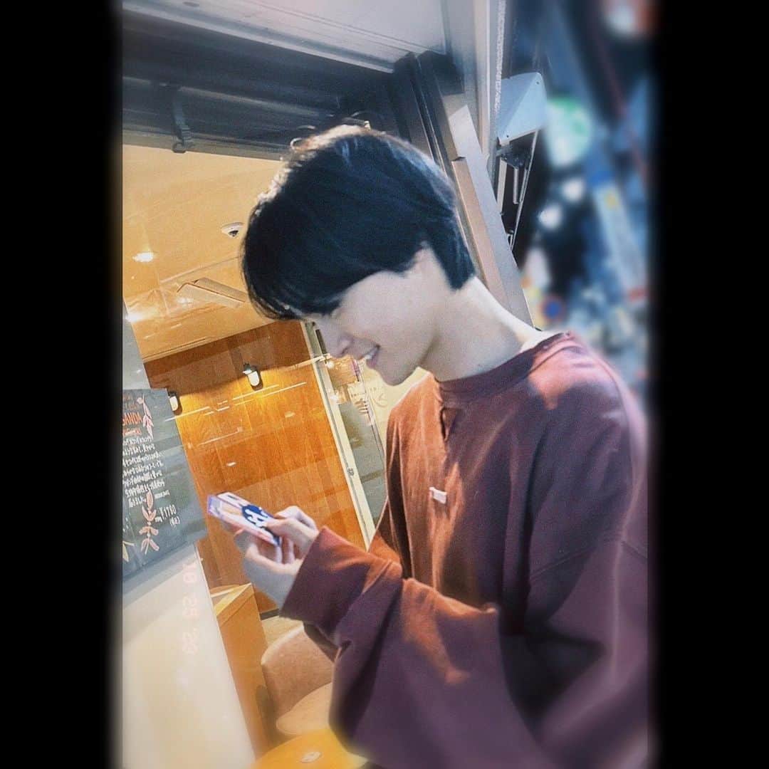 結木滉星さんのインスタグラム写真 - (結木滉星Instagram)「📸 今日はステッカー！！ どういう使い方が正解なのか模索しながら結局みつからなくてただ持ってるだけの写真。 みんなならどう使うの？？  #結木滉星 #バースデーイベント #グッズ #ステッカー #使い方模索中 #ちなみに #昨日のユニフォーム #XLです #みんなコメントありがとう」10月27日 21時59分 - kouseiyuki_official