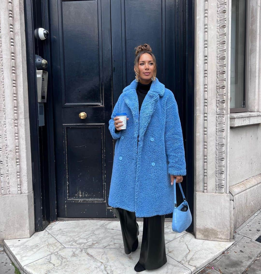 レオナ・ルイスさんのインスタグラム写真 - (レオナ・ルイスInstagram)「Before/after coffee 💙」10月27日 21時59分 - leonalewis