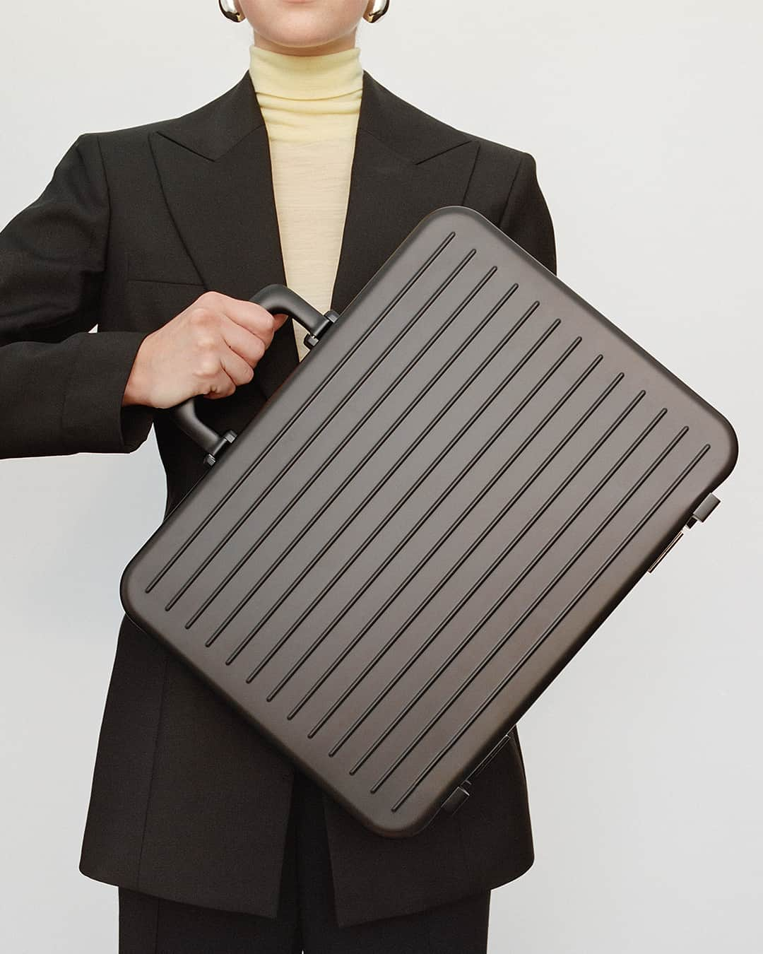 リモワのインスタグラム：「An elegant companion for a modern era — the RIMOWA Aluminium Attaché in Black.」