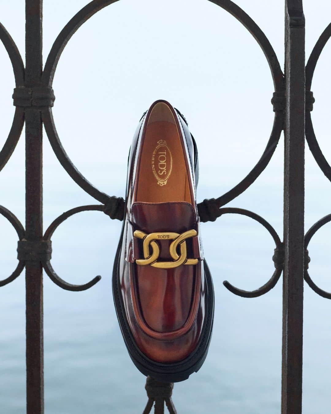 トッズのインスタグラム：「Meet the Kate loafer featured in the Tod’s Fall-Winter 2023/2024 ad campaign, characterised by a maxi chain nodding to one of the brand's iconic style codes.  Tod's Creative Director: @WalterChiapponi Photographer: @karimsadli Creative Direction: @KevinTekinel, @CharlesLevai Stylist: @CharlotteColletCollet  #TodsFW23 #Tods」