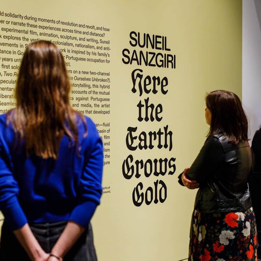 のインスタグラム：「Now Open… Suneil Sanzgiri: Here the Earth Grows Gold. 🌱  “Who is doing the forgetting, and who is doing the remembering?” asks Sanzgiri.  In his first solo museum exhibition, Sanzgiri uses a speculative and poetic approach to storytelling. Through his work, the artist likens memory and diaspora thinking to the ocean—fluid and ever evolving.  Sanzgiri’s work throughout the exhibition considers how lived experience and memory—particularly those bound up with the fight for liberation—are often erased by those who maintain official state histories.  The artist would like to thank Sham-e-Ali Nayeem (@sham_e_ali_nayeem) who wrote the script for the film and Amirtha Kidambi (@kidominator) and Booker Stardrum (@bookerstardrum) who wrote the score for the film.  Visit #SuneilSanzgiriBkM through May 5, 2024. Entry is included with general admission.  📷 Photos by Matthew Carasella (@matthewcarasella)  #BrooklynMuseum #UOVOPrize #SuneilSanzgiri #UOVOBrooklyn」
