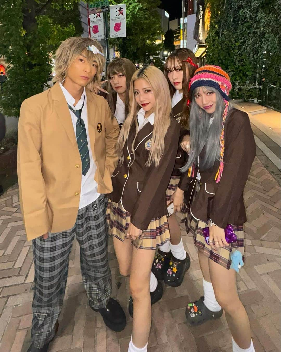 hibikiのインスタグラム：「お先にハロウィン なんだかんだ毎年仮装してライブしてるなあ  ひびきだけいつも通り感強いけど😂 久しぶりにつけまつけたよ」