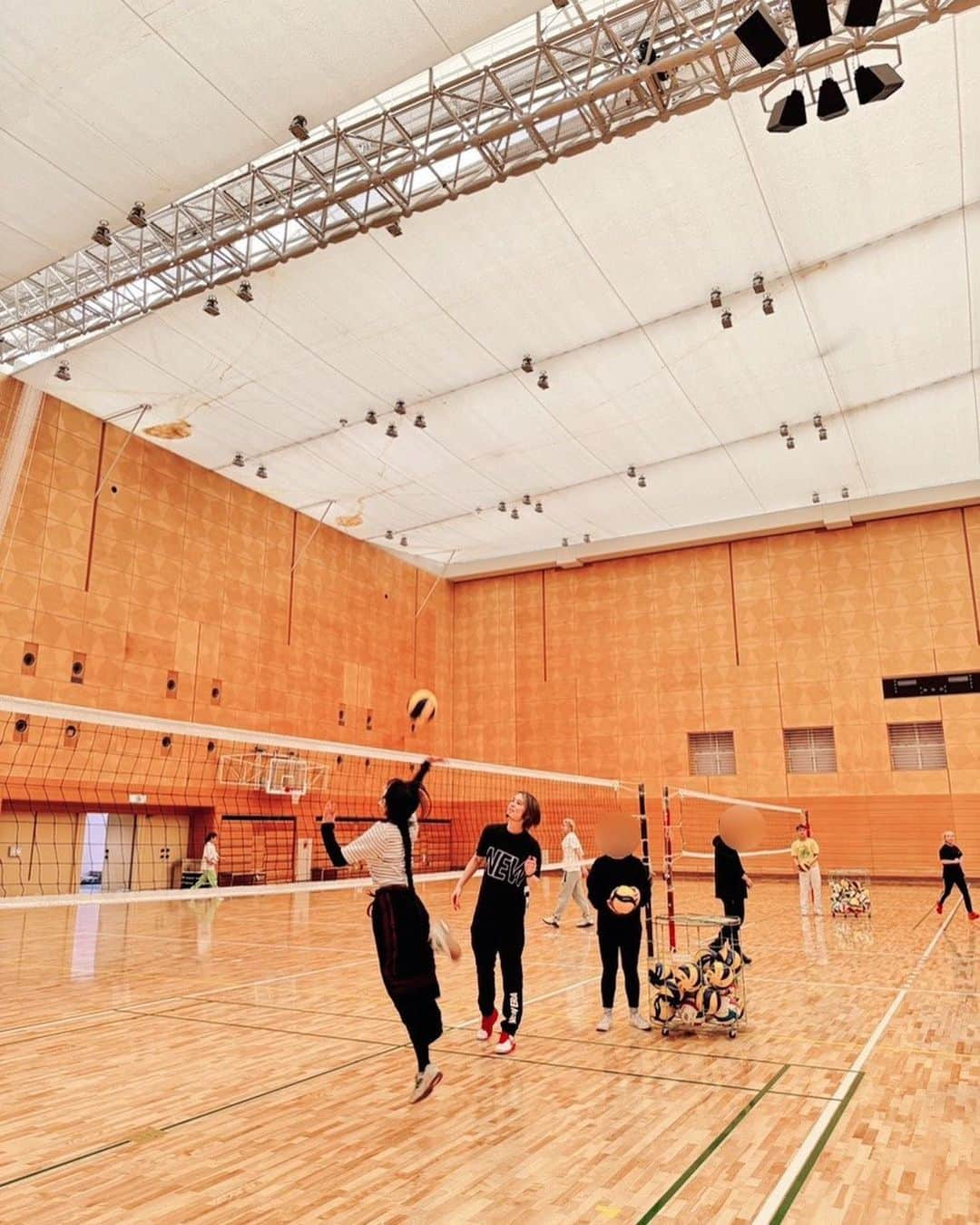 大山未希のインスタグラム：「🏐  青山ビューティ学院高等部  体育の授業でバレーボールを行いました。  みんなバッチリメイクで 髪型もかわいくしてていいなぁ🩵  20個くらい年上の私だけど メイクして欲しかった😅笑  全3回行う予定です！！  いろいろな経験ができて充実🤍  #青山ビューティ学院高等部 #バレー教室 #バレーボール ↓」