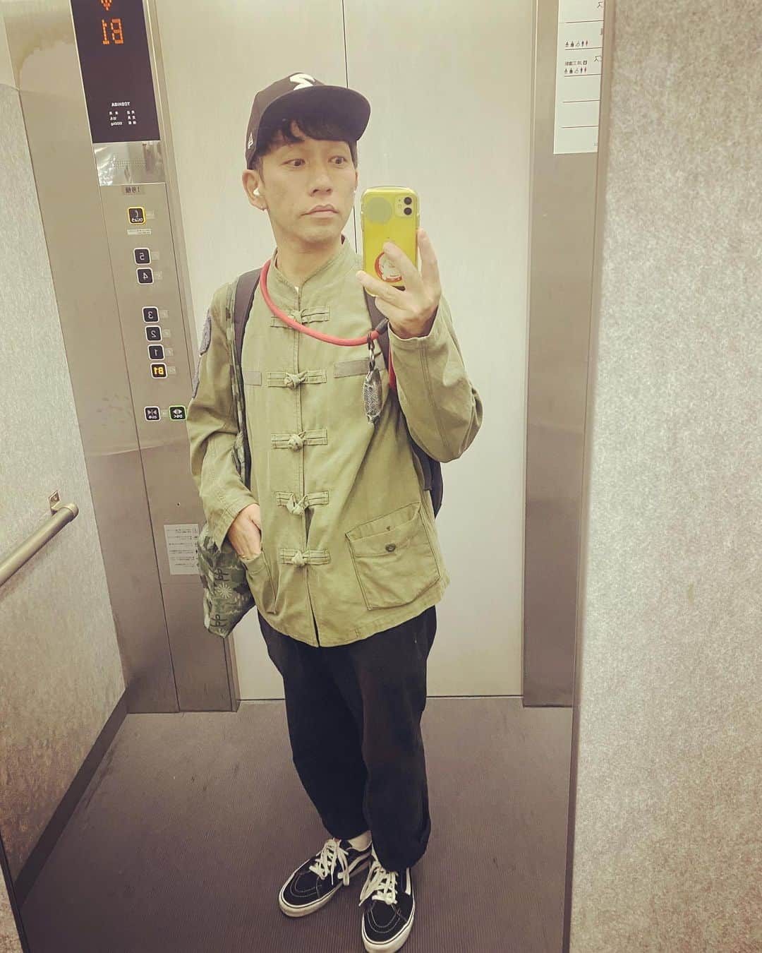 わたなべだいすけのインスタグラム：「2023.10.27  20代の頃に働いてた原宿yoogee's cafeの近くの店のファミリーセールで買った、このジャケット、もう何年着てるんだ？この季節にちょうどいいのよね。  #woredance」