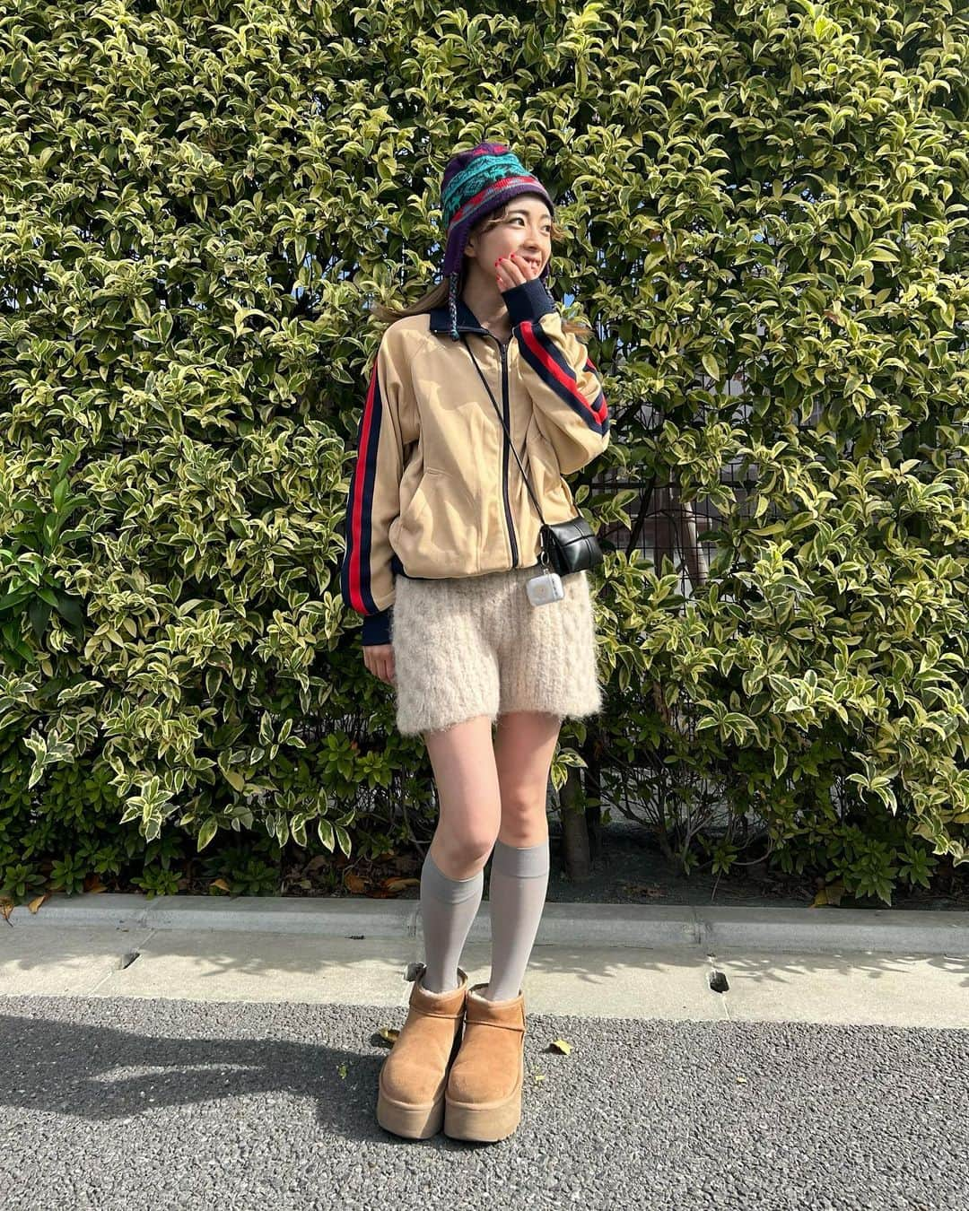 塩川裕美のインスタグラム：「秋は服が好きに着れる感じがしてすき🍂 ((日本語不自由  .  .  #秋服 #秋服コーデ #ニットパンツ #トラックジャケット #ニット帽 #古着mix #古着」