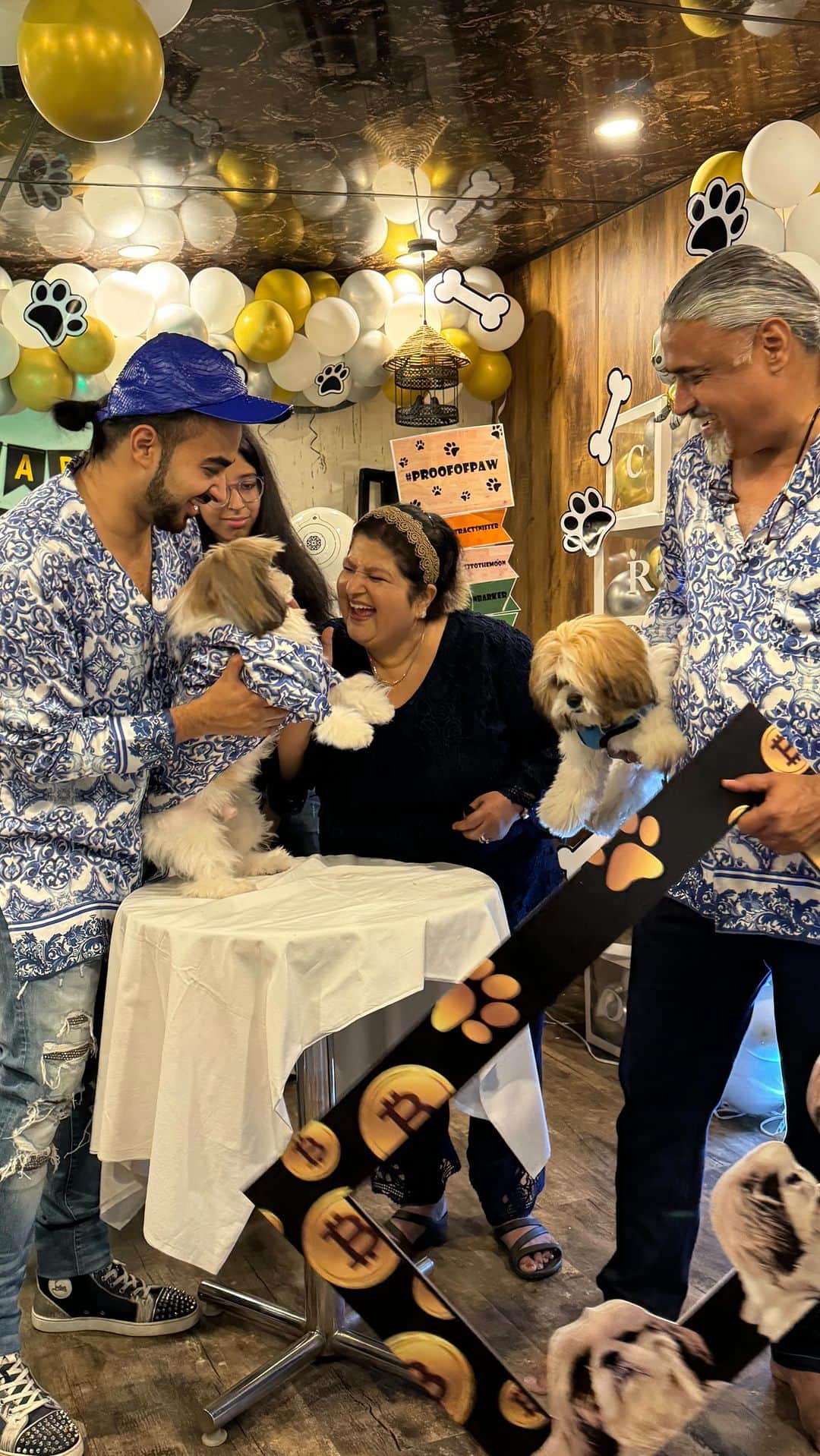 エヴァン・ルースラのインスタグラム：「2nd Birthday Party of the No1 Dog in the world @cryptoforcrypto at @TheCasaNFT 🐶 🐾」